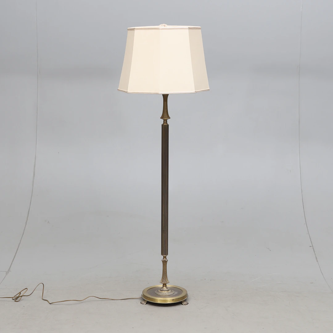 GOLVLAMPA, gulmetall, 1900-talets andra hälft.