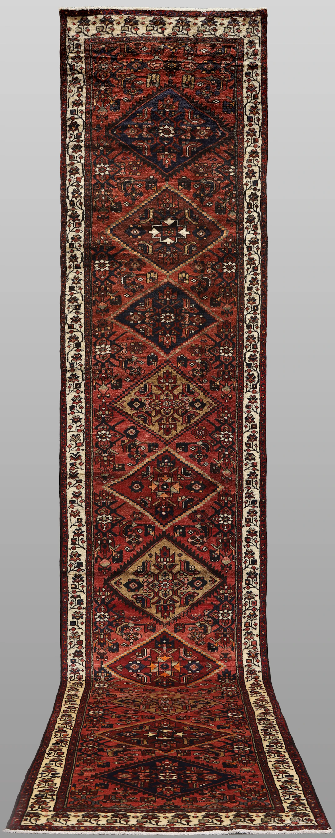 ORIENTMATTA. Hamadan gallerimodell, 510 x 104 cm.