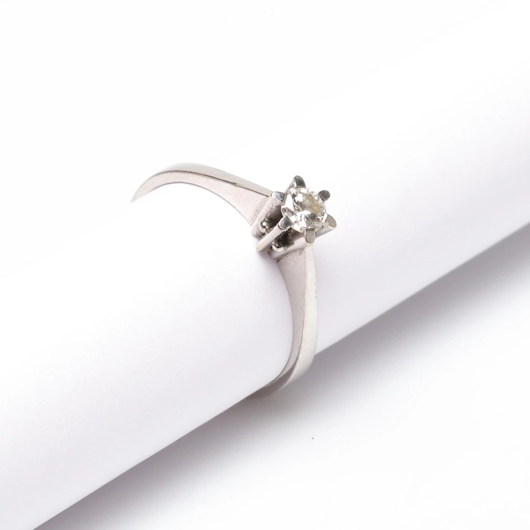ENSTENSRING, 18k vitguld med diamant enligt gravyr 0.20 ct, totalvikt ca 3,15g.
