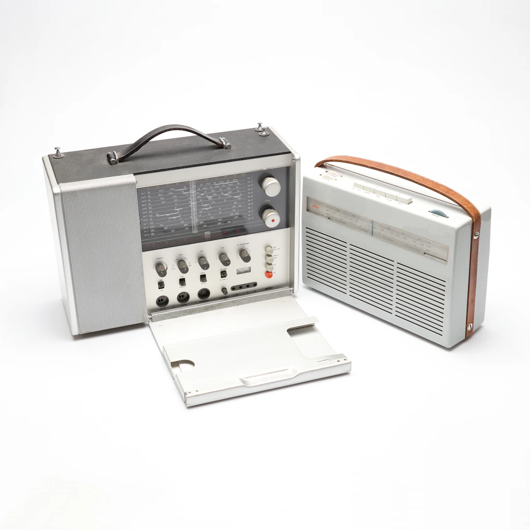 DIETER RAMS. Brown. Radio / world receiver 'Station T 1000 CD' samt
