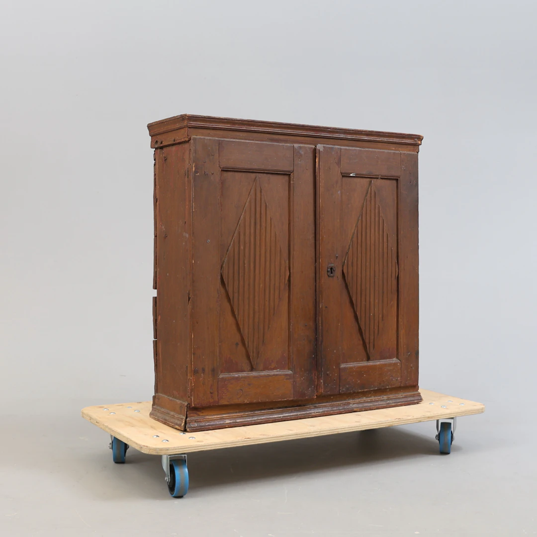 HÄNGSKÅP, allmoge, bemålad furu, gustavianskt, 1800-talets början.
