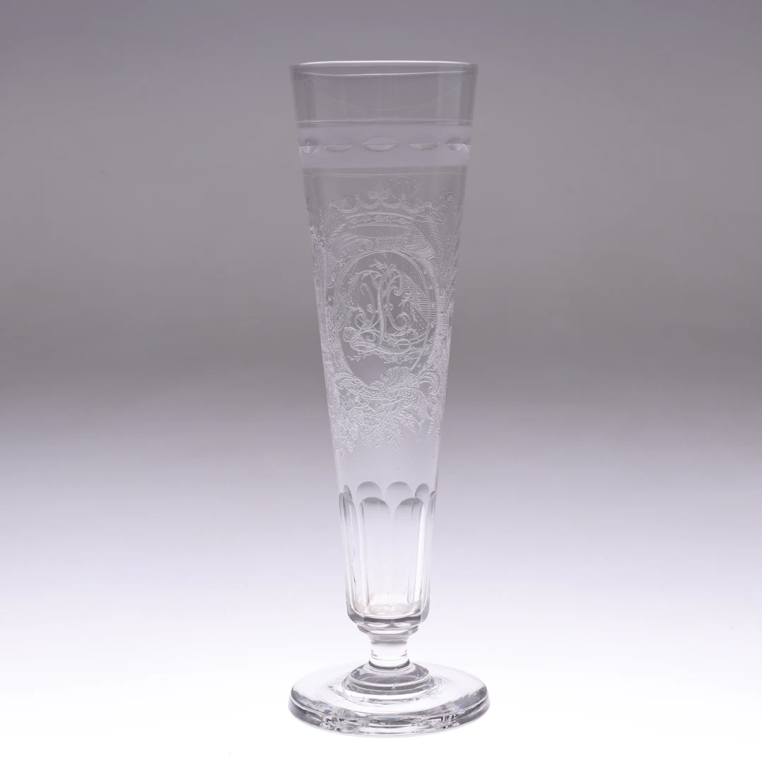 VAS/POKAL, glas, krönt monogram och vapensköld, 1800/1900-tal.