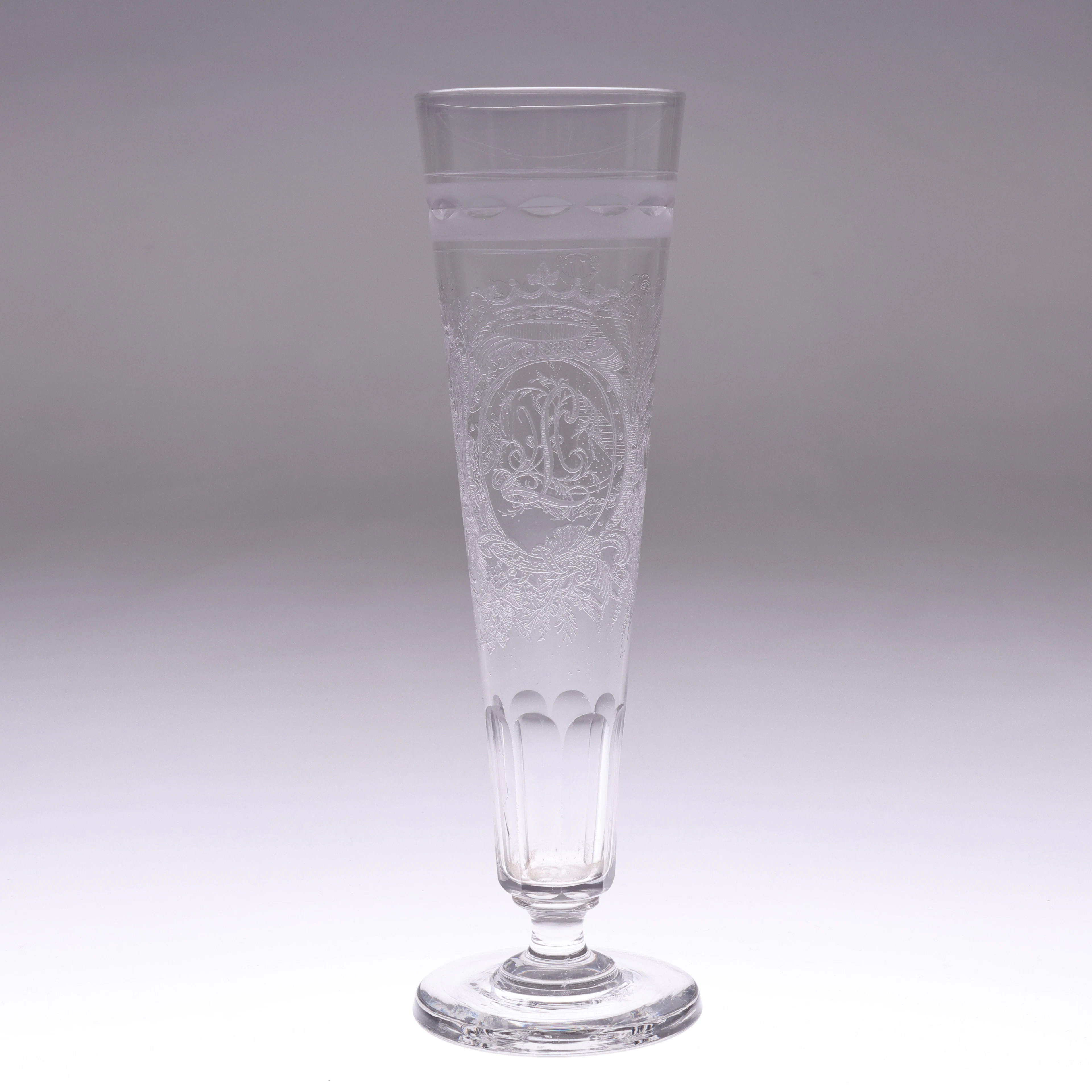 VAS/POKAL, glas, krönt monogram och vapensköld, 1800/1900-tal.