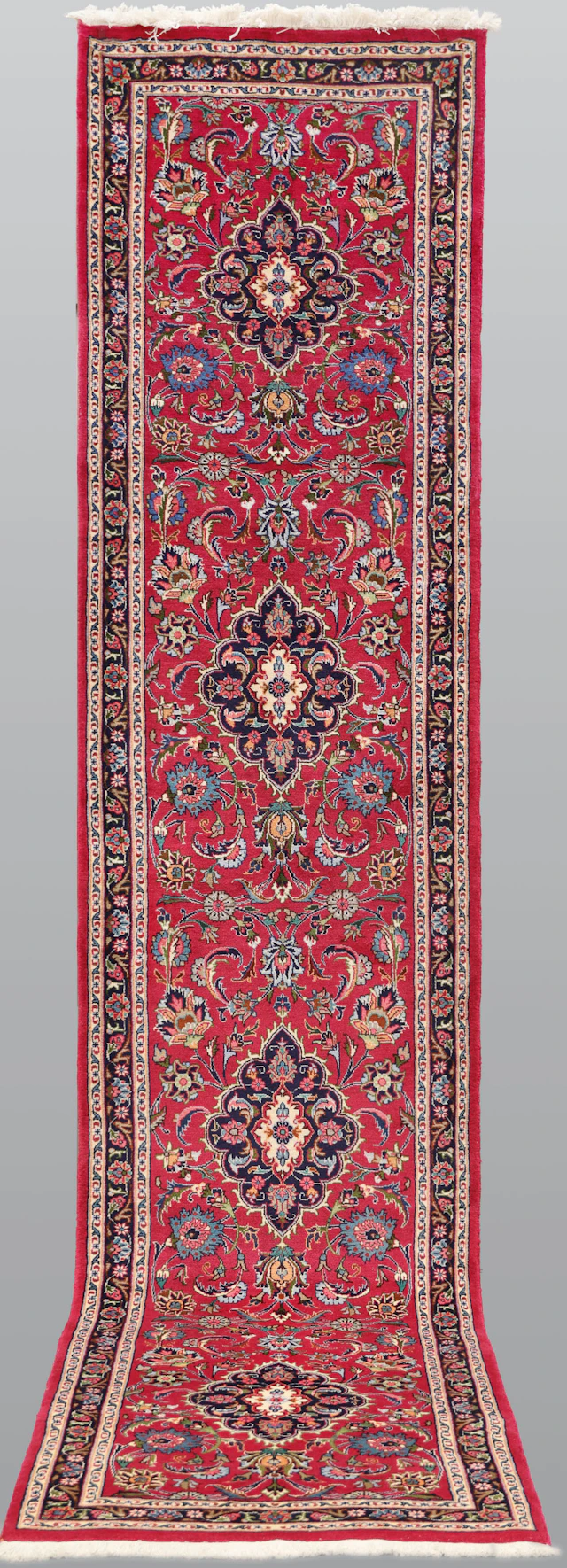 ORIENTMATTA. Meshed gallerimodell, 396 x 88 cm.