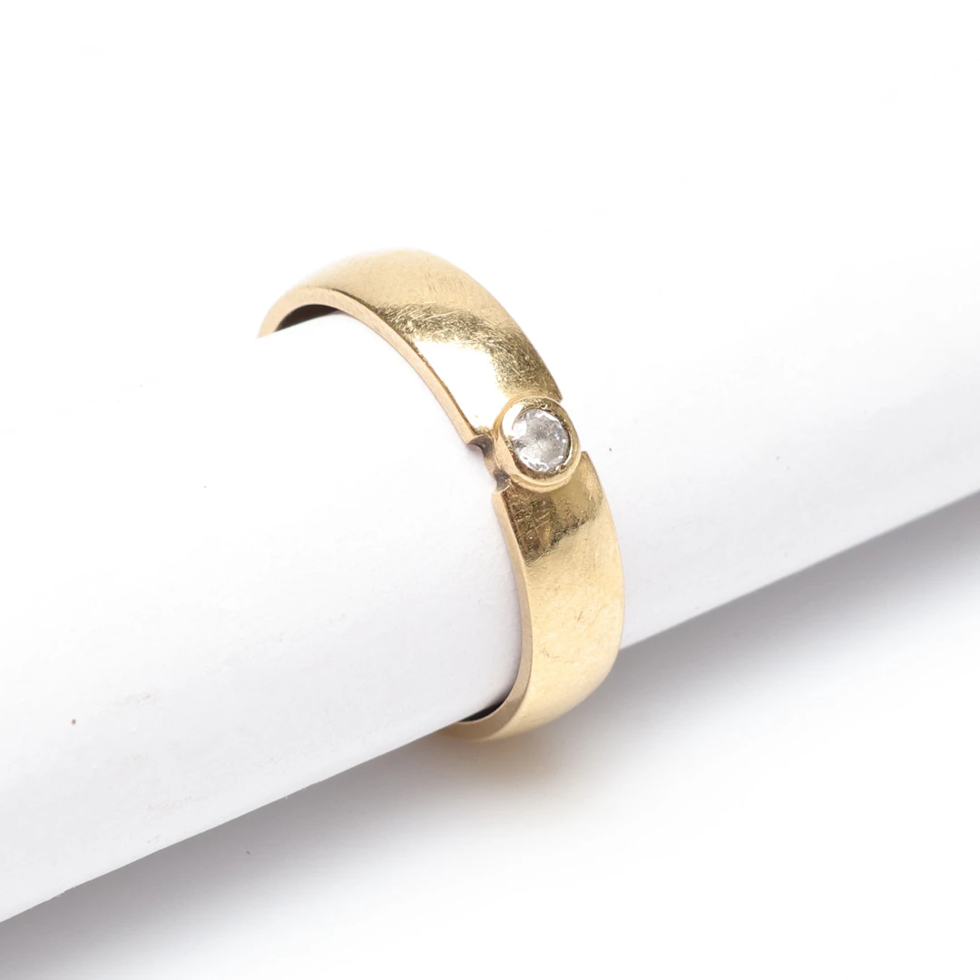 RING, med ljus sten, 18K, Guld, vikt cirka 2,7 gram.