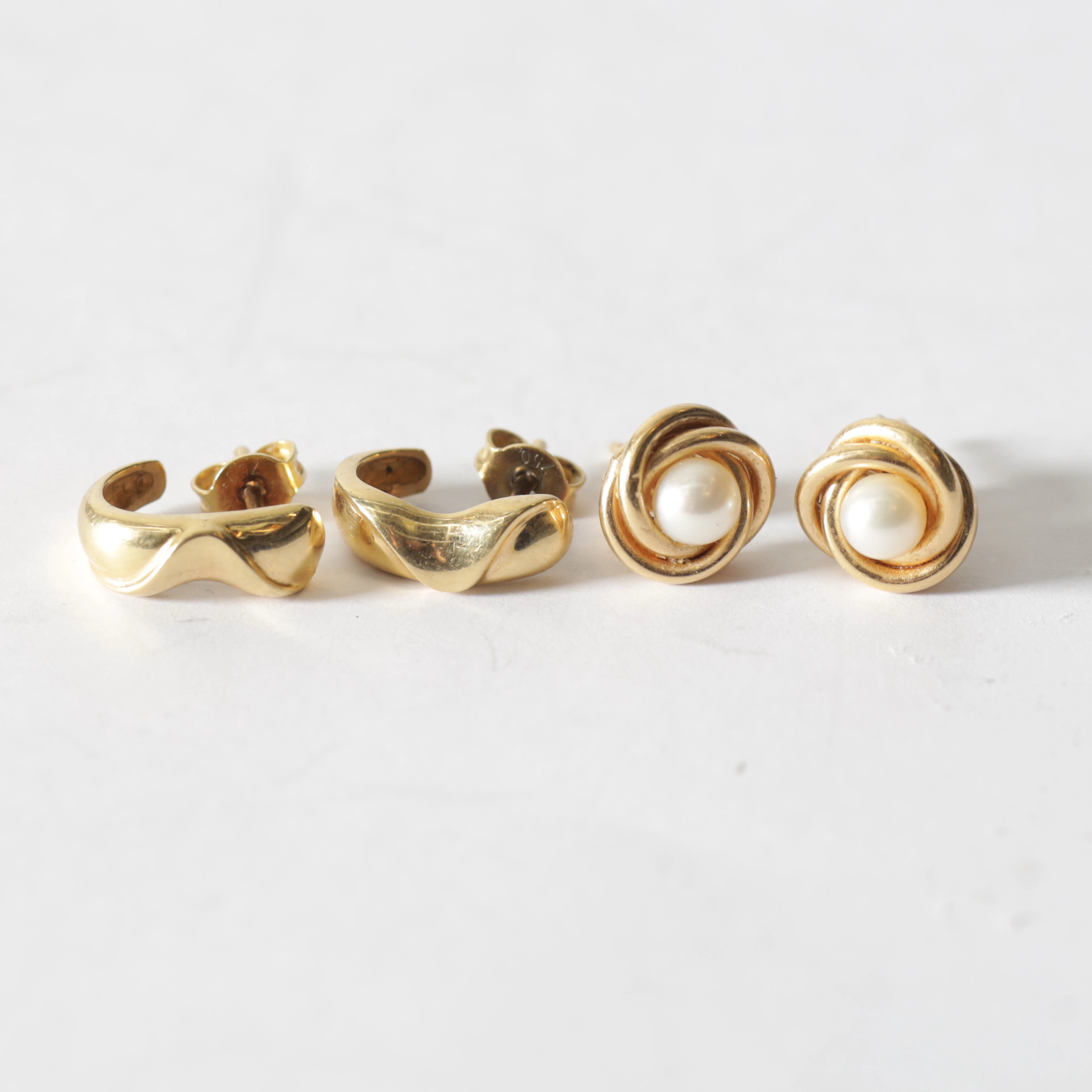ÖRHÄNGEN, 2 par, 18K guld med pärlor. Totalvikt ca 4,1 gram.