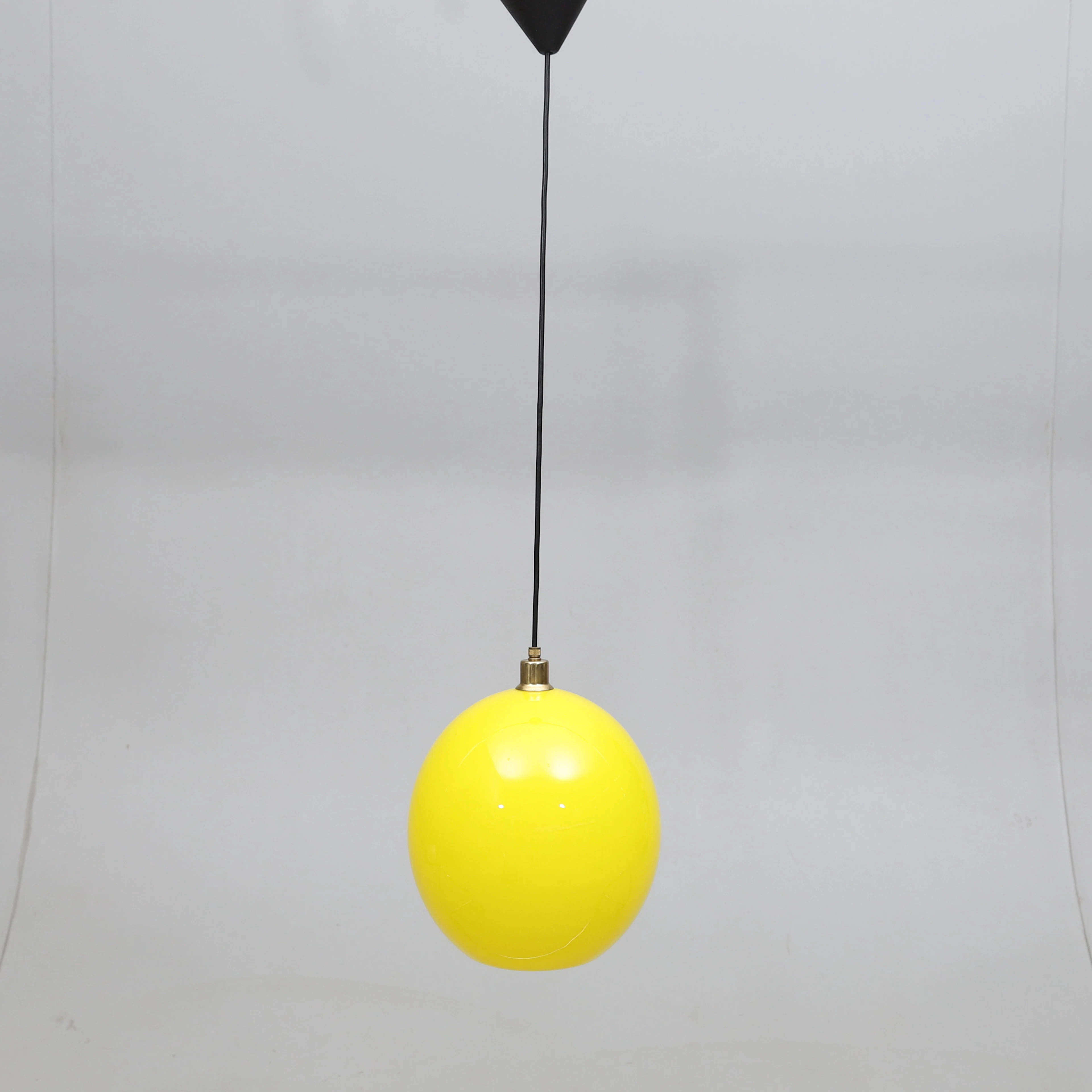 TAKLAMPA, gult glas, 1900-talets andra hälft.