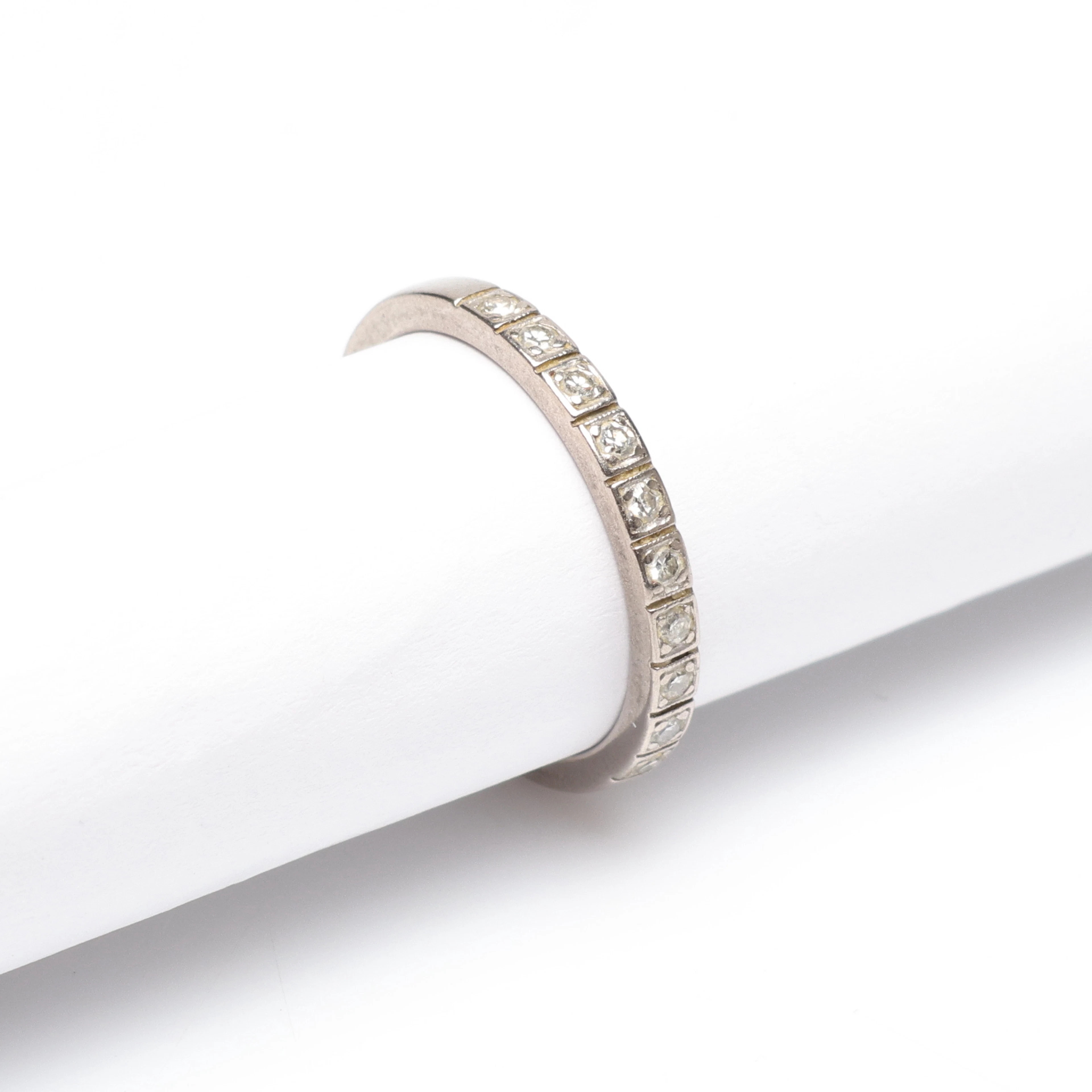 RING, 18K vitguld med små diamanter, hallberg, vikt ca 3gram.
