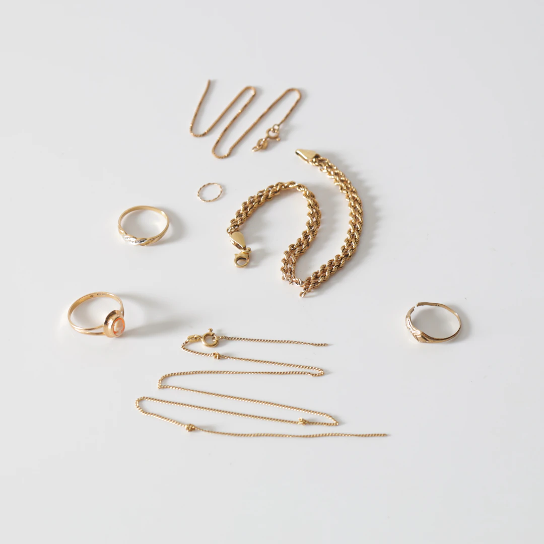 SKROTGULD, 7 delar, 8K & 18K guld. Totalvikt ca 11,8 gram.