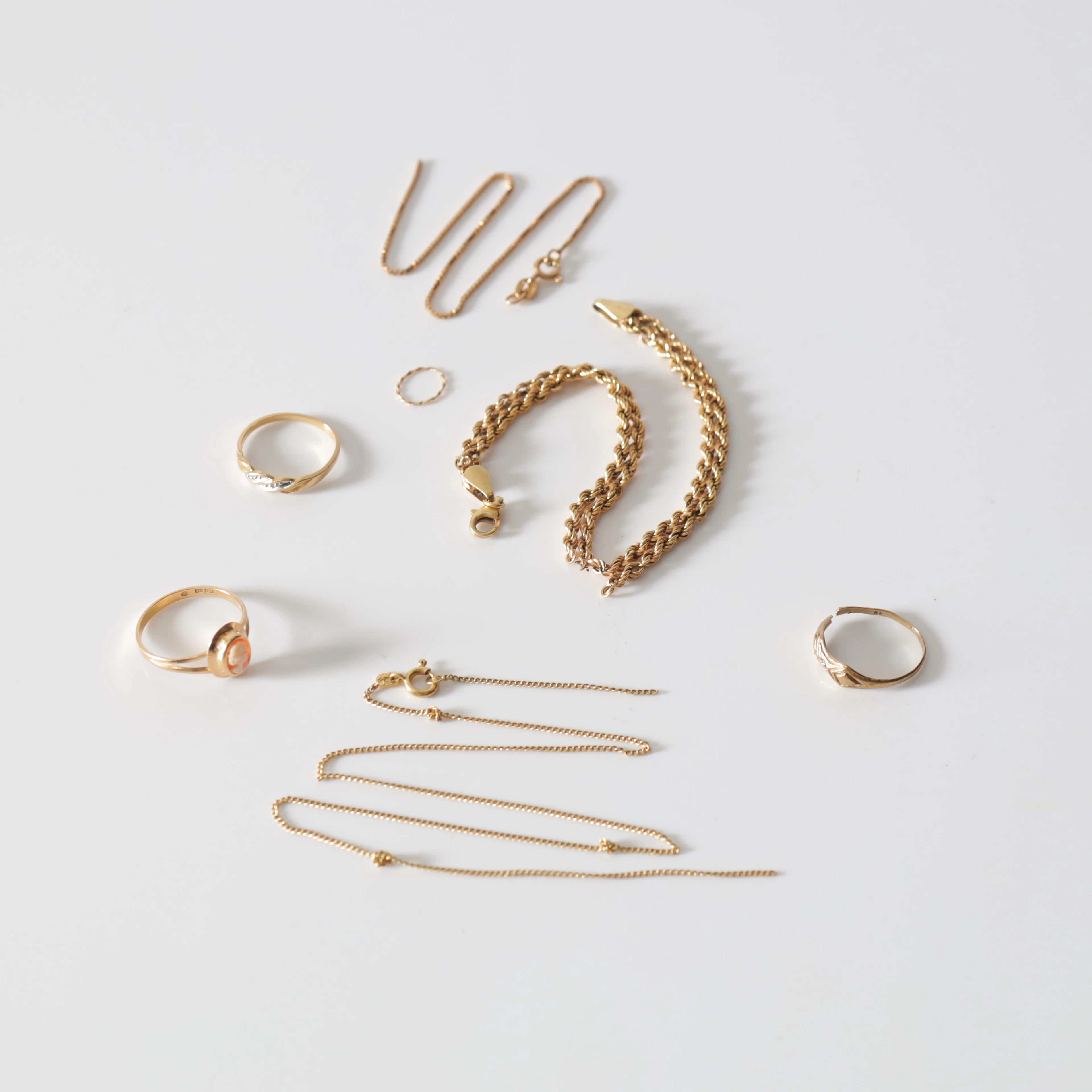 SKROTGULD, 7 delar, 8K & 18K guld. Totalvikt ca 11,8 gram.