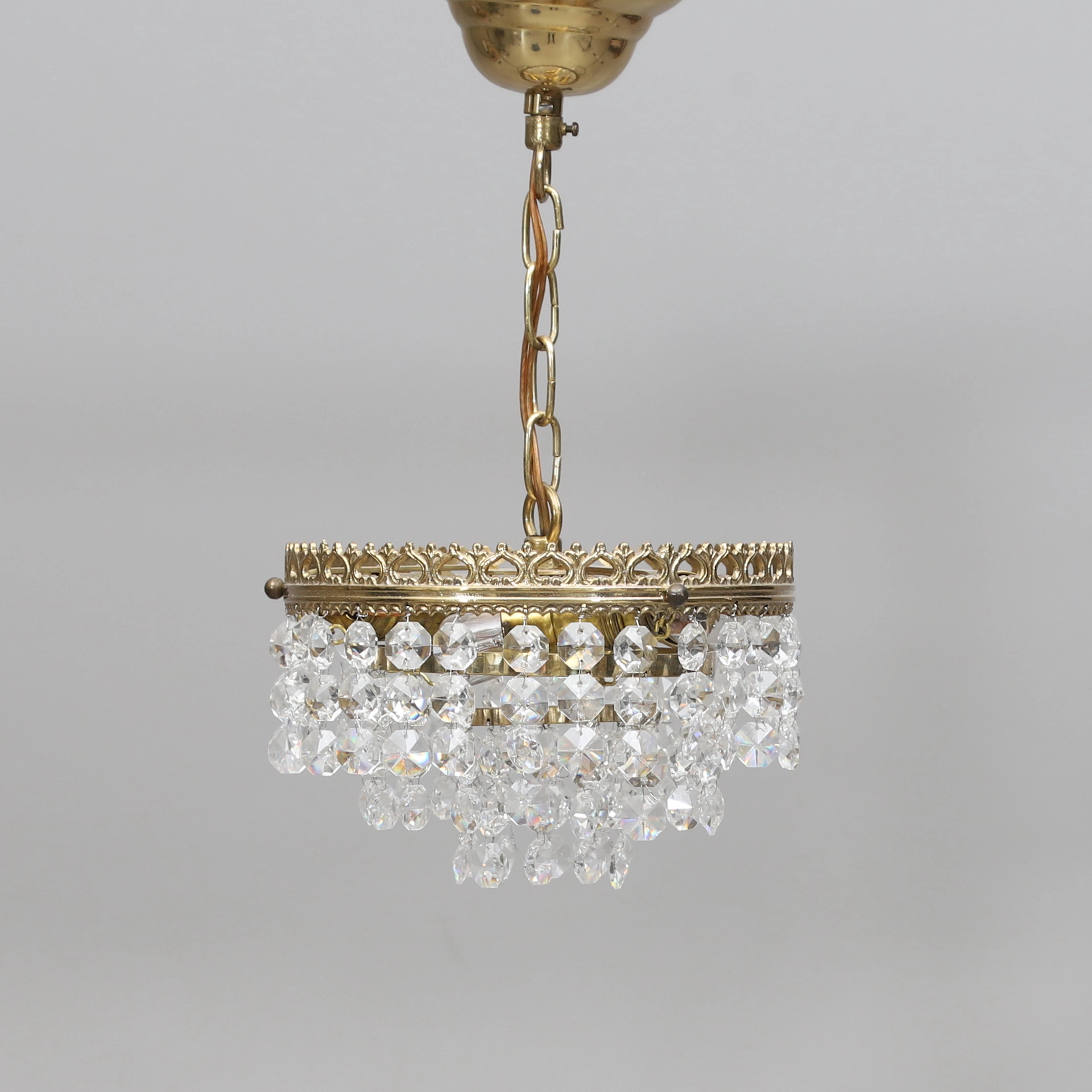 TAKLAMPA, mässing och prismor, 1900-tal.