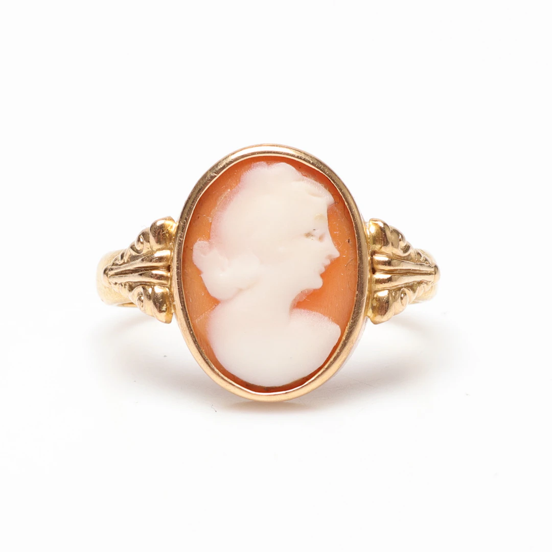 RING, 18k/23K guld, med camé, vikt ca 6.6gram.
