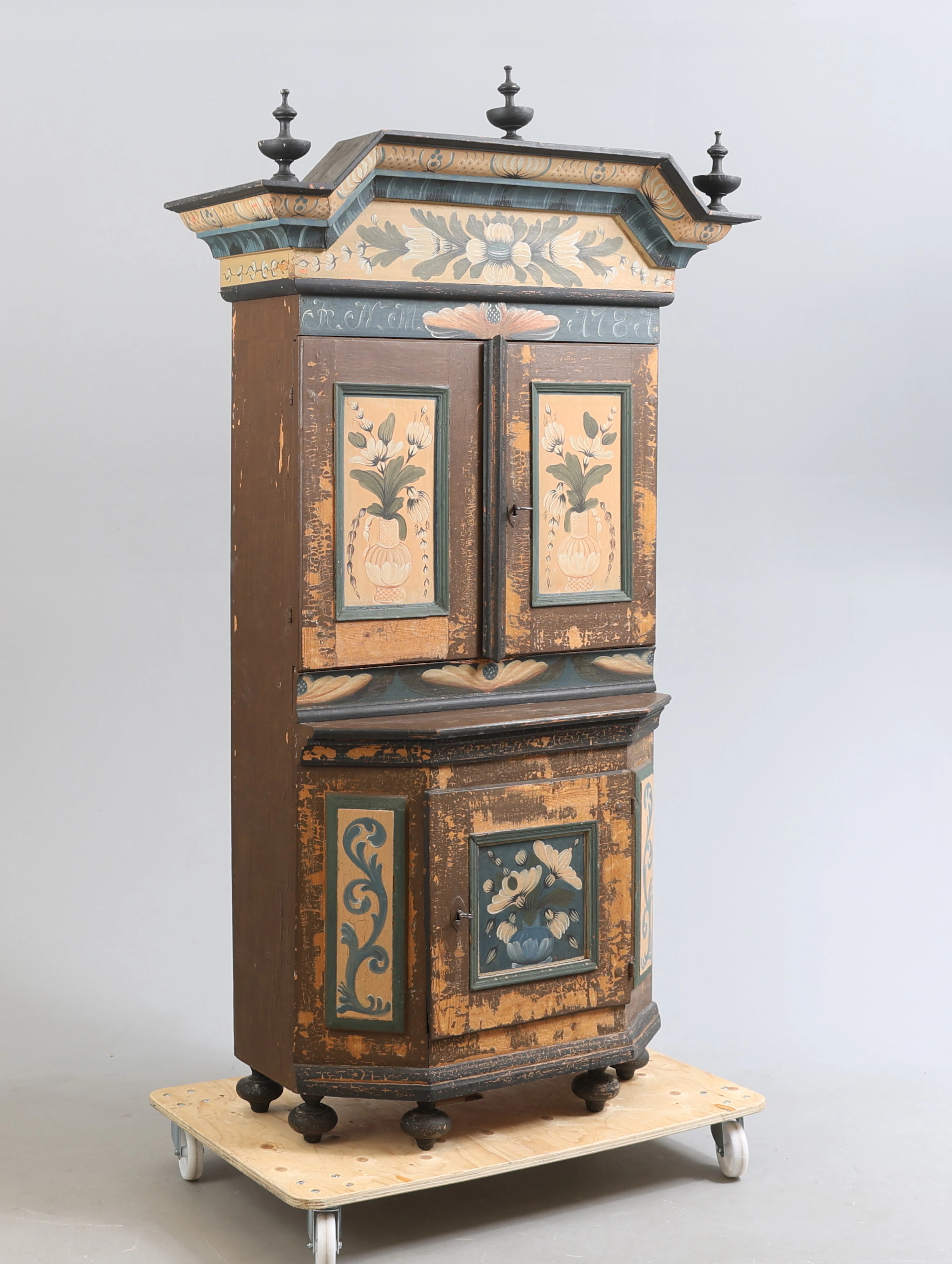 SKÄNKSKÅP/KRONSKÅP, allmoge, daterat 1781.