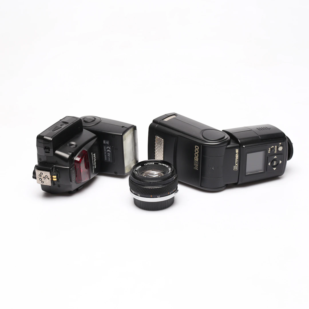 KAMERATILLBEHÖR, 3-delar, bla Objektiv samt Blixt, bla Nikon.