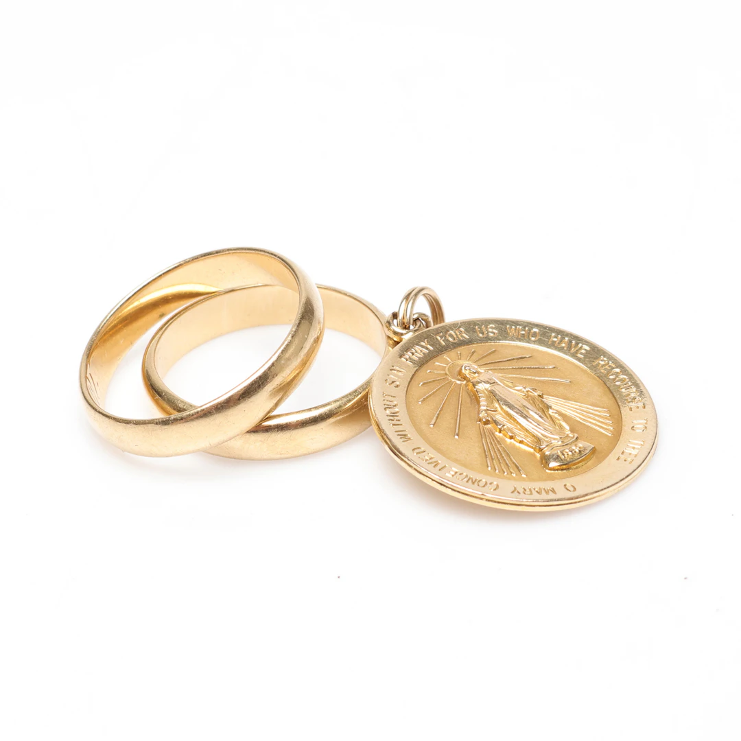 RINGAR, 2 st samt HÄNGE, 14k guld, vikt ca 12,8 gram.