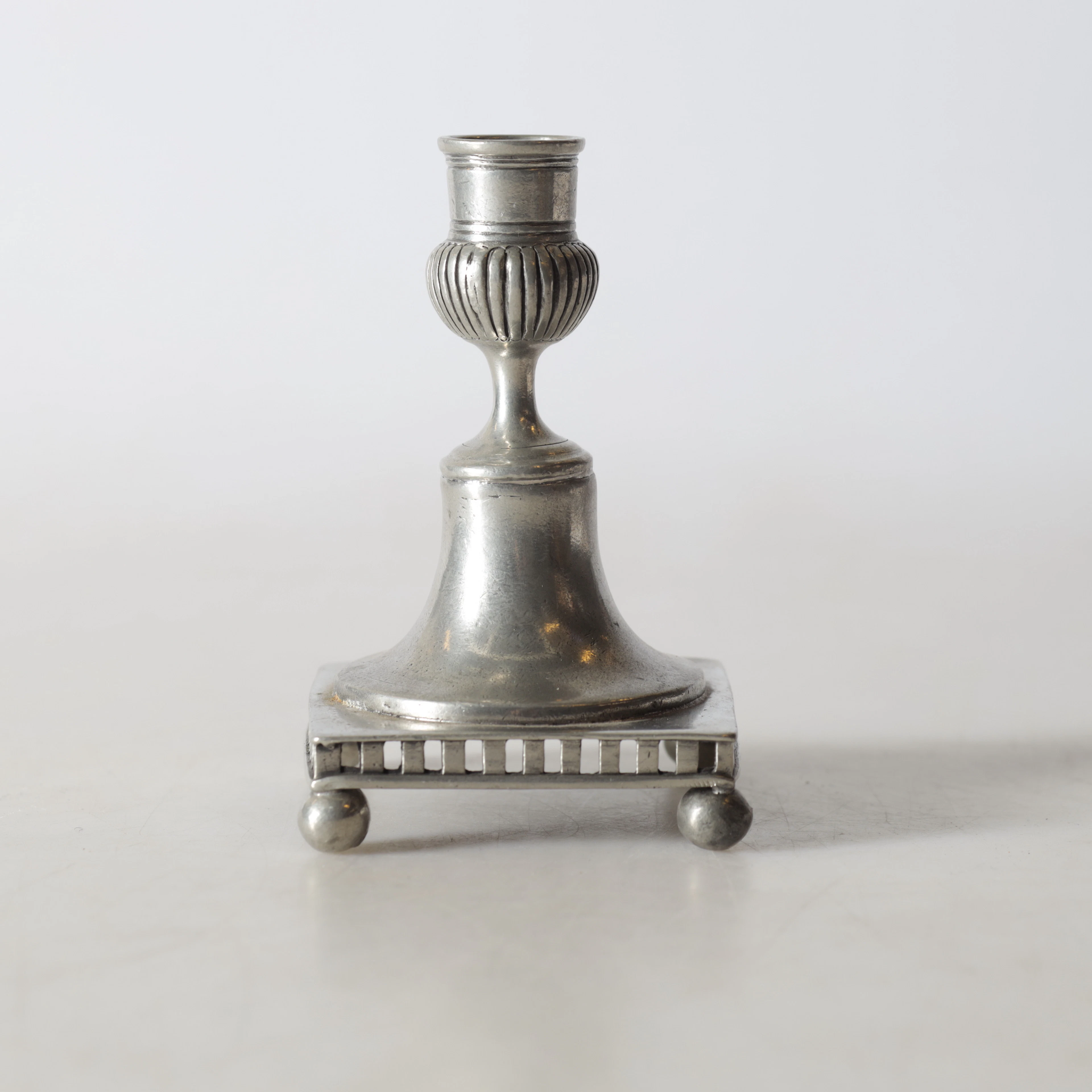 LJUSSTAKE, tenn, gustaviansk stil, 1900-tal.