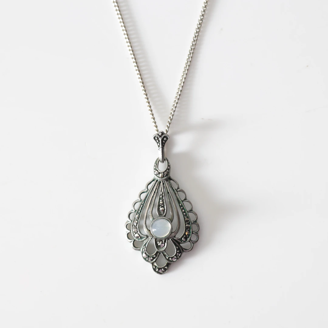 HÄNGE, med collier, silver & månsten, Art Déco, 1930-tal. Totalvikt