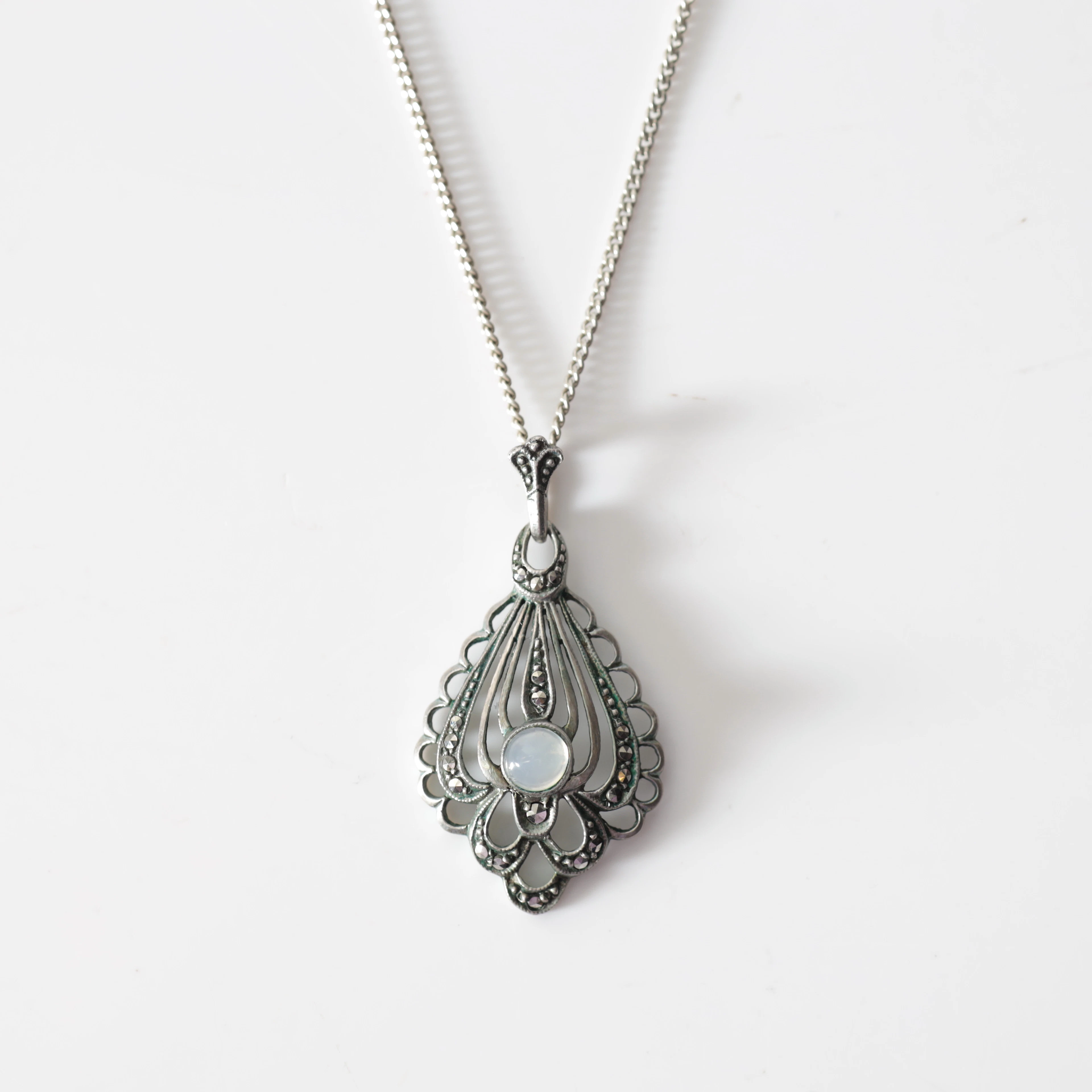 HÄNGE, med collier, silver & månsten, Art Déco, 1930-tal. Totalvikt