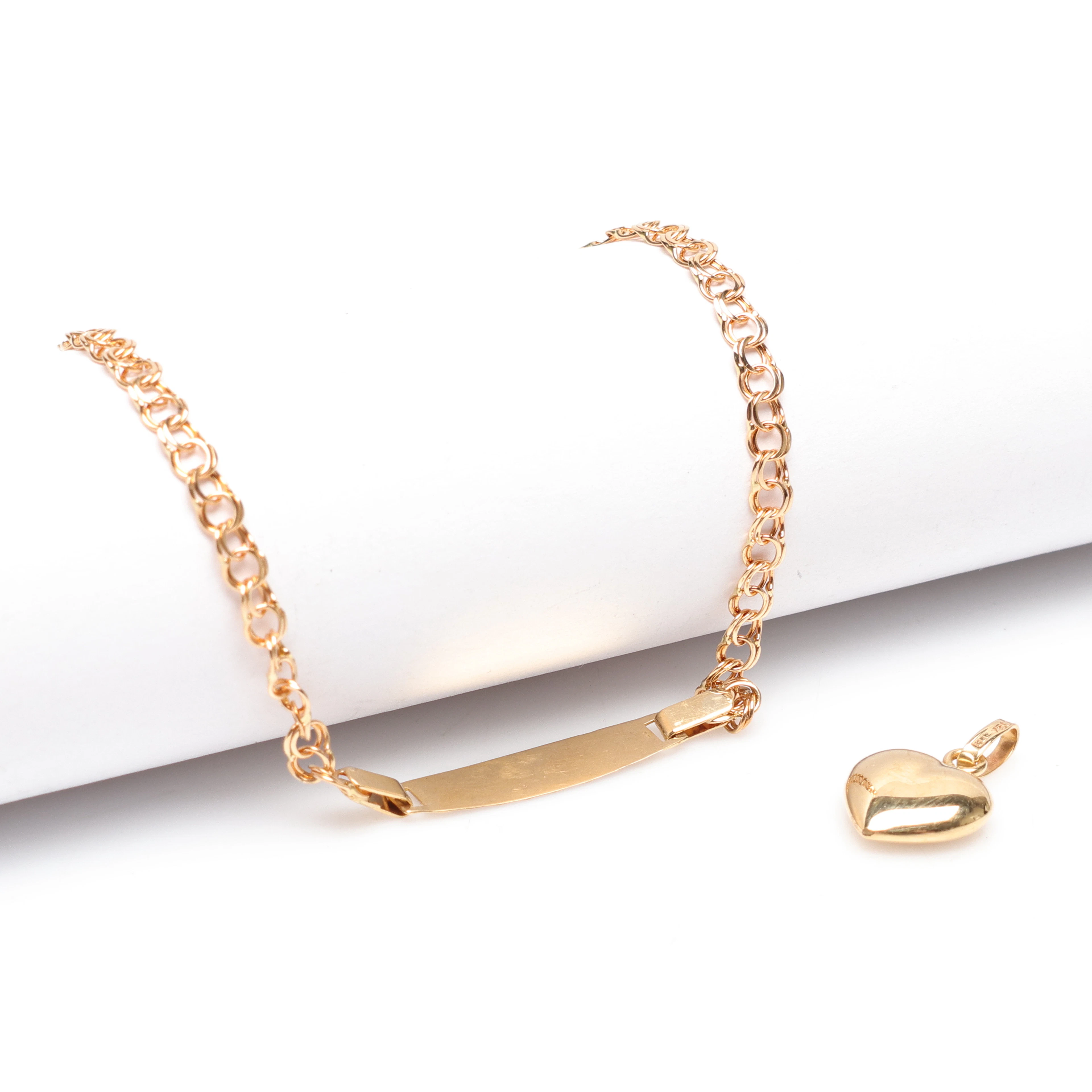 SMYCKEN, två delar, guld, 18k, ca 3,5 gram.