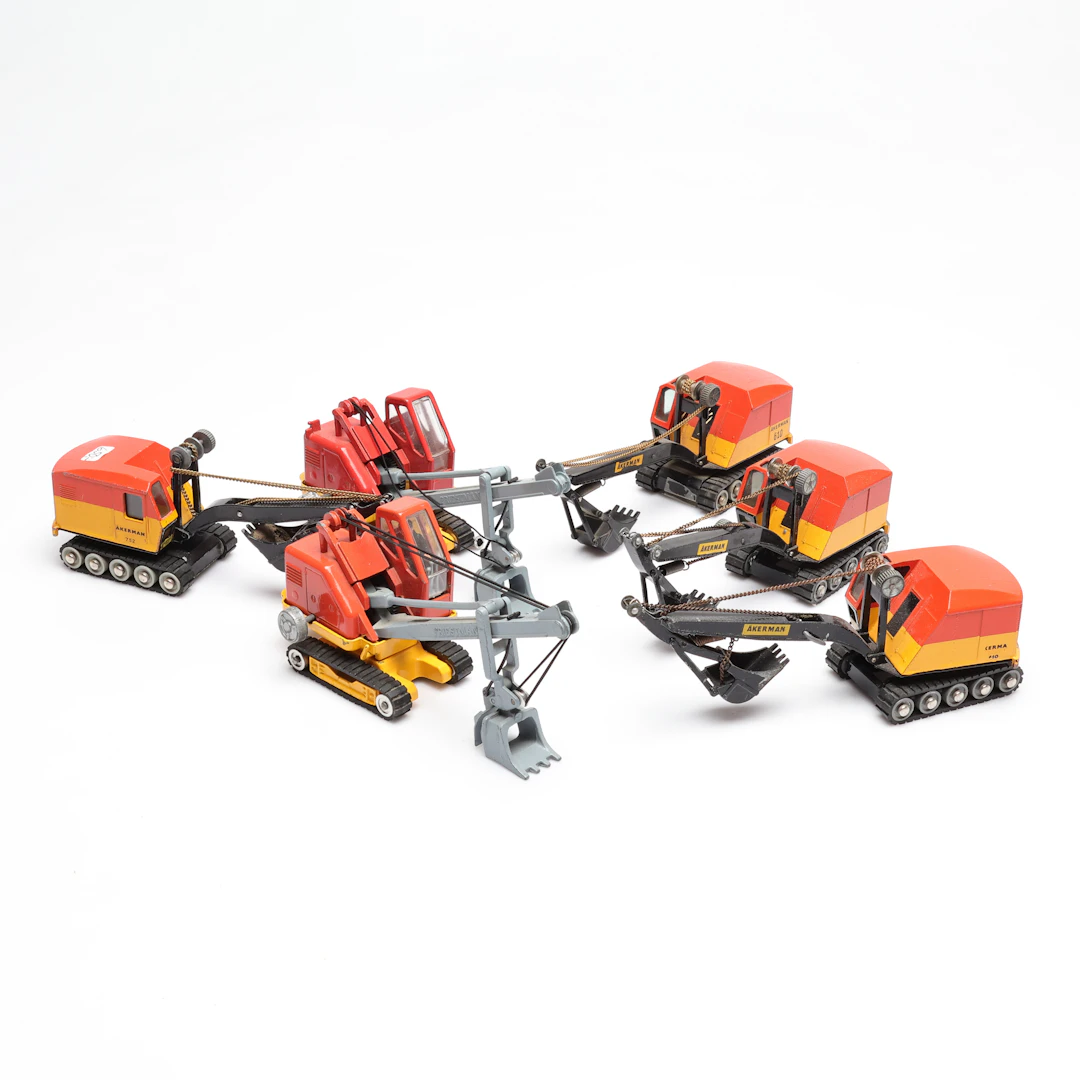 LEKSAKER, 6 st, grävskopor, Tekno samt Corgi major toys.