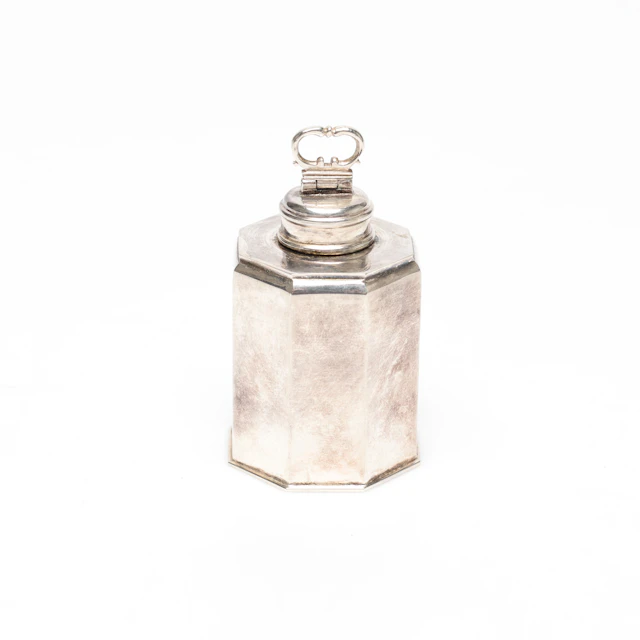 PRISMAFLASKA, silver, vikt ca 46 g.
