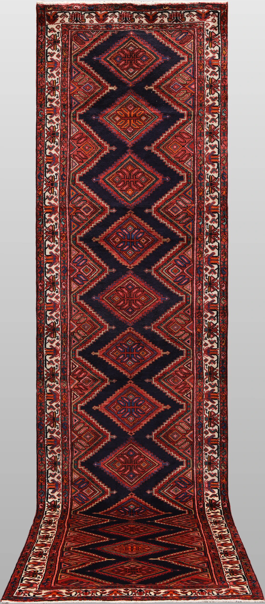 ORIENTMATTA. Hamadan gallerimodell, 388 x 100 cm.