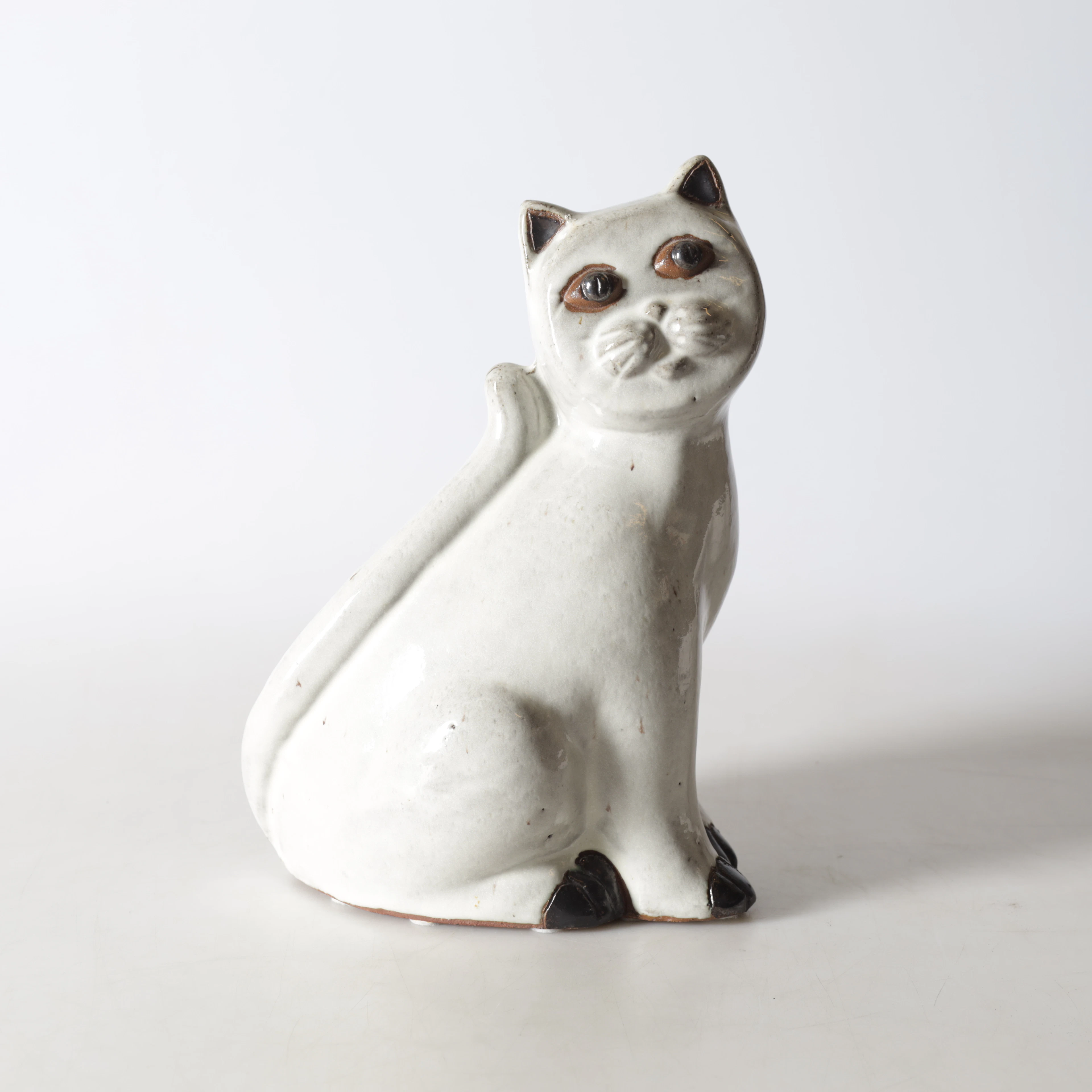 SKULPTUR, i form av katt, glaserad keramik.