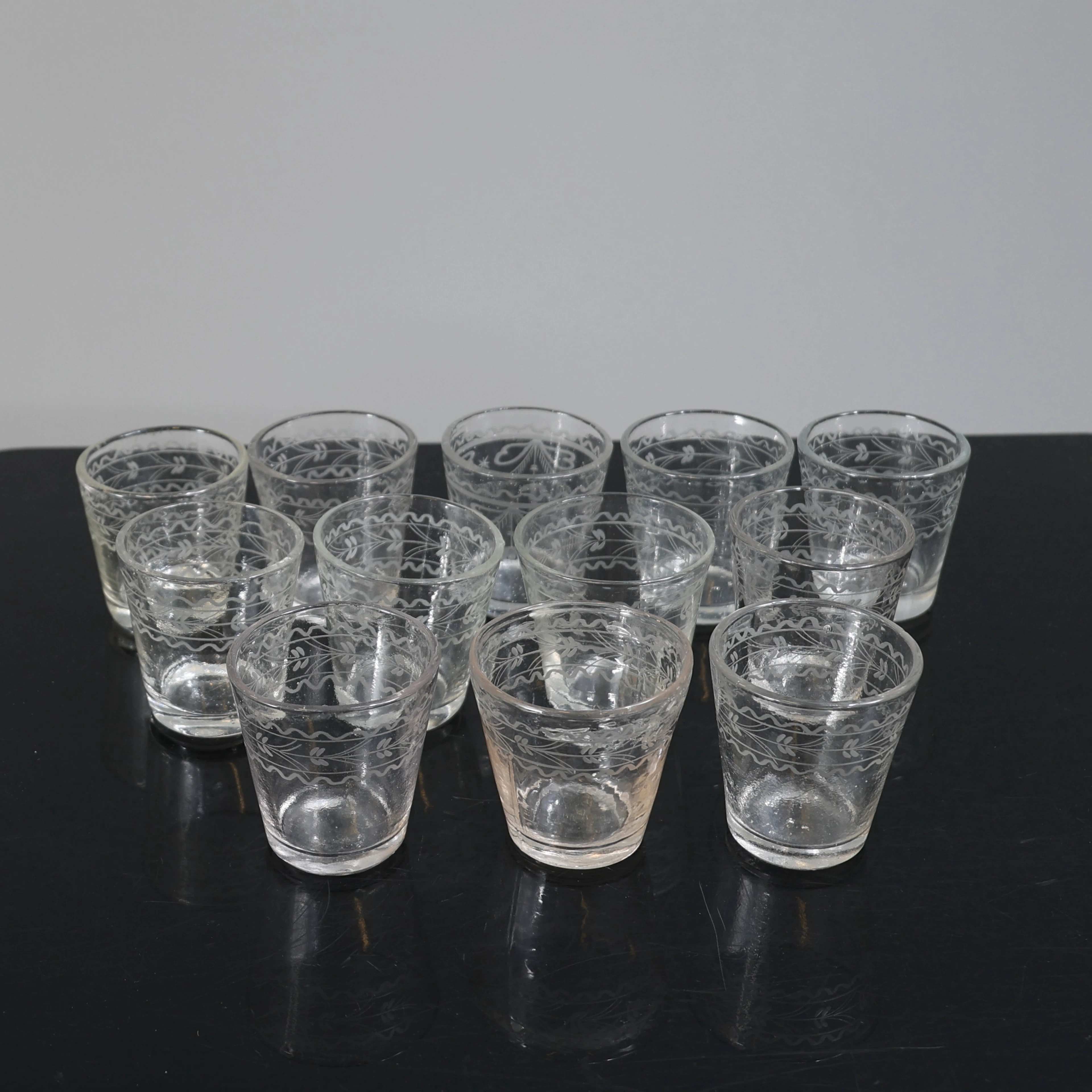 SELTERGLAS, 12 st. Graverad dekor, 1800-tal.