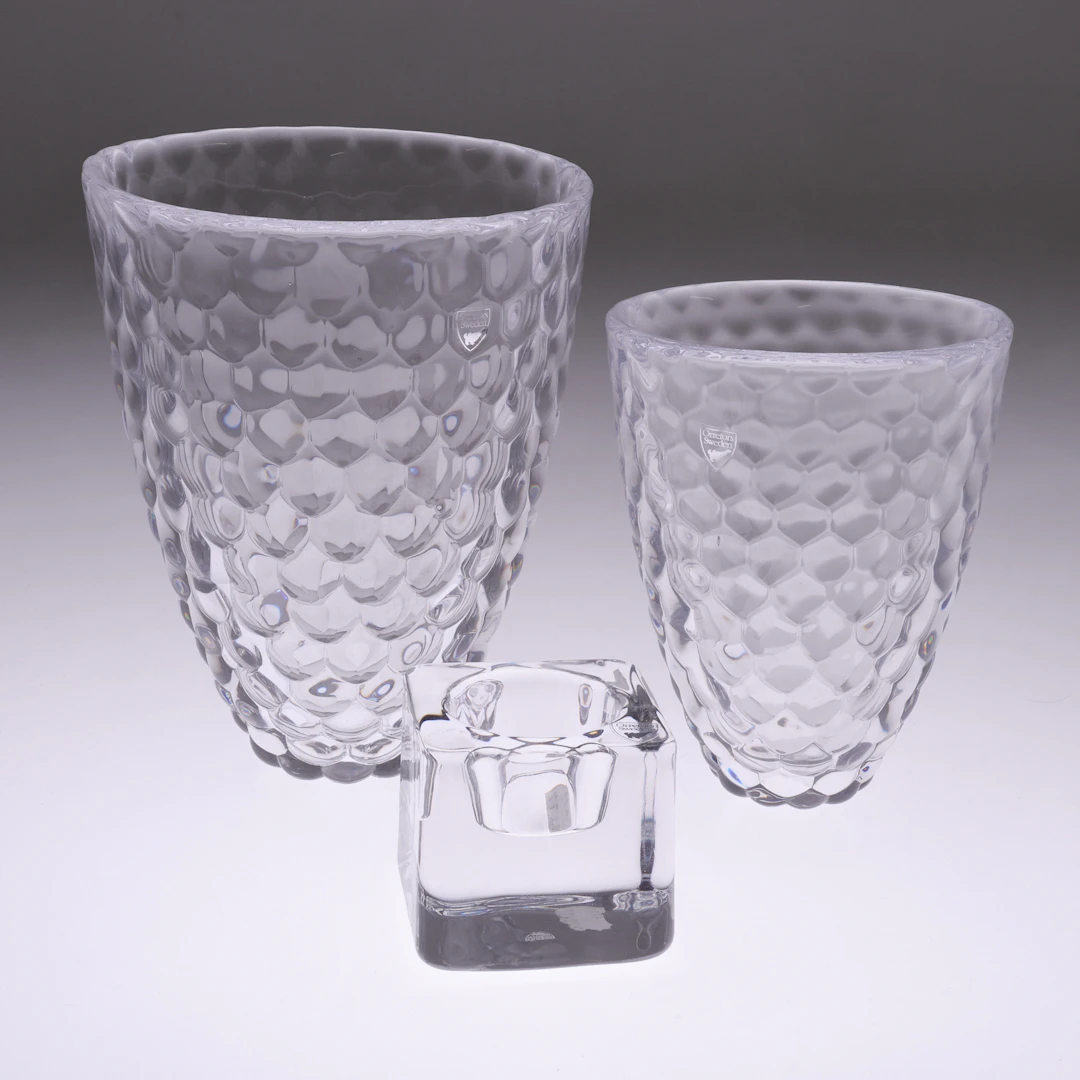 VASER samt LJUSLYKTA, tre delar, glas, Orrefors.