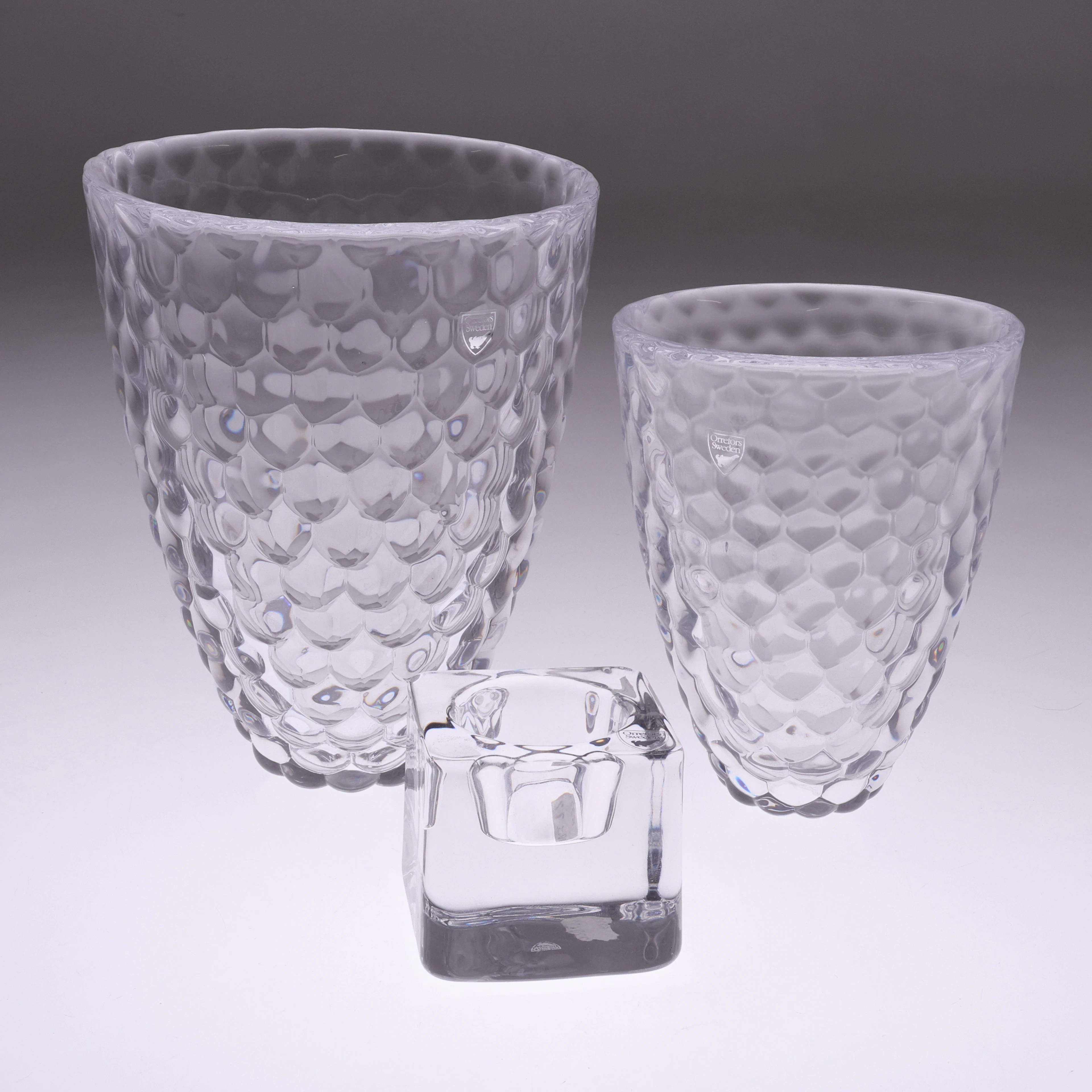 VASER samt LJUSLYKTA, tre delar, glas, Orrefors.