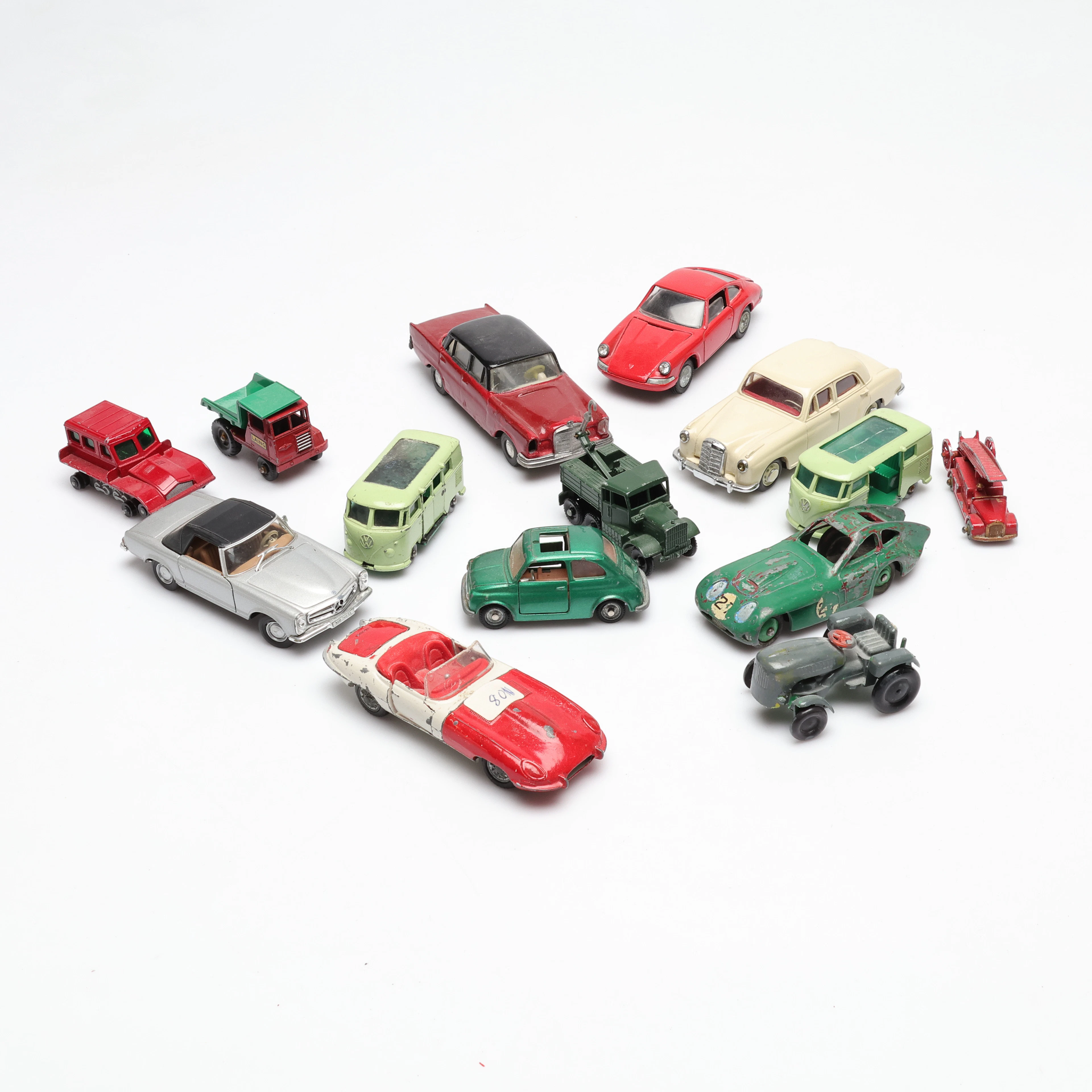 LEKSAKSBILAR, 14 delar, metall och plast, bl.a. Tekno och Dinky Toys.
