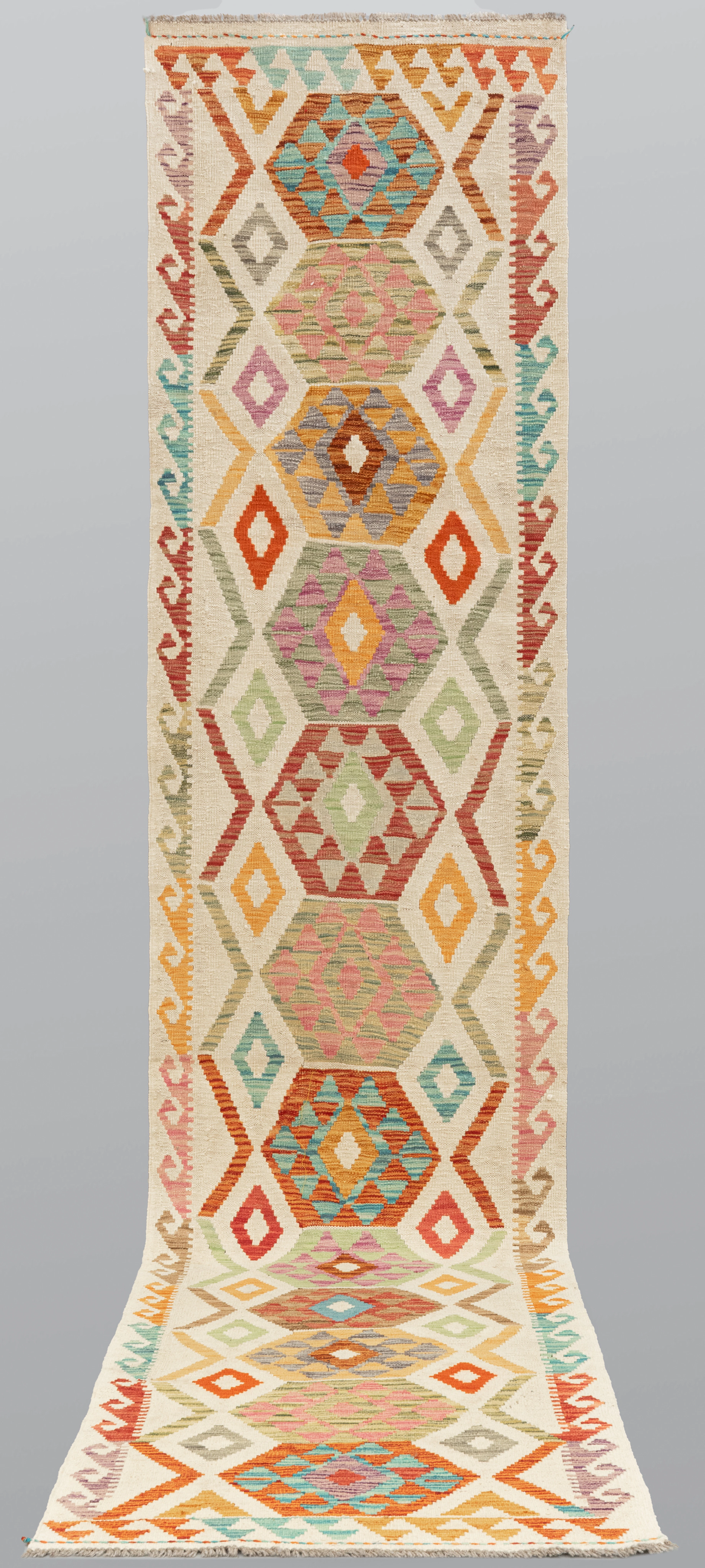 ORIENTMATTA. Kelim klassisk design, gallerimodell, 404 x 79 cm.