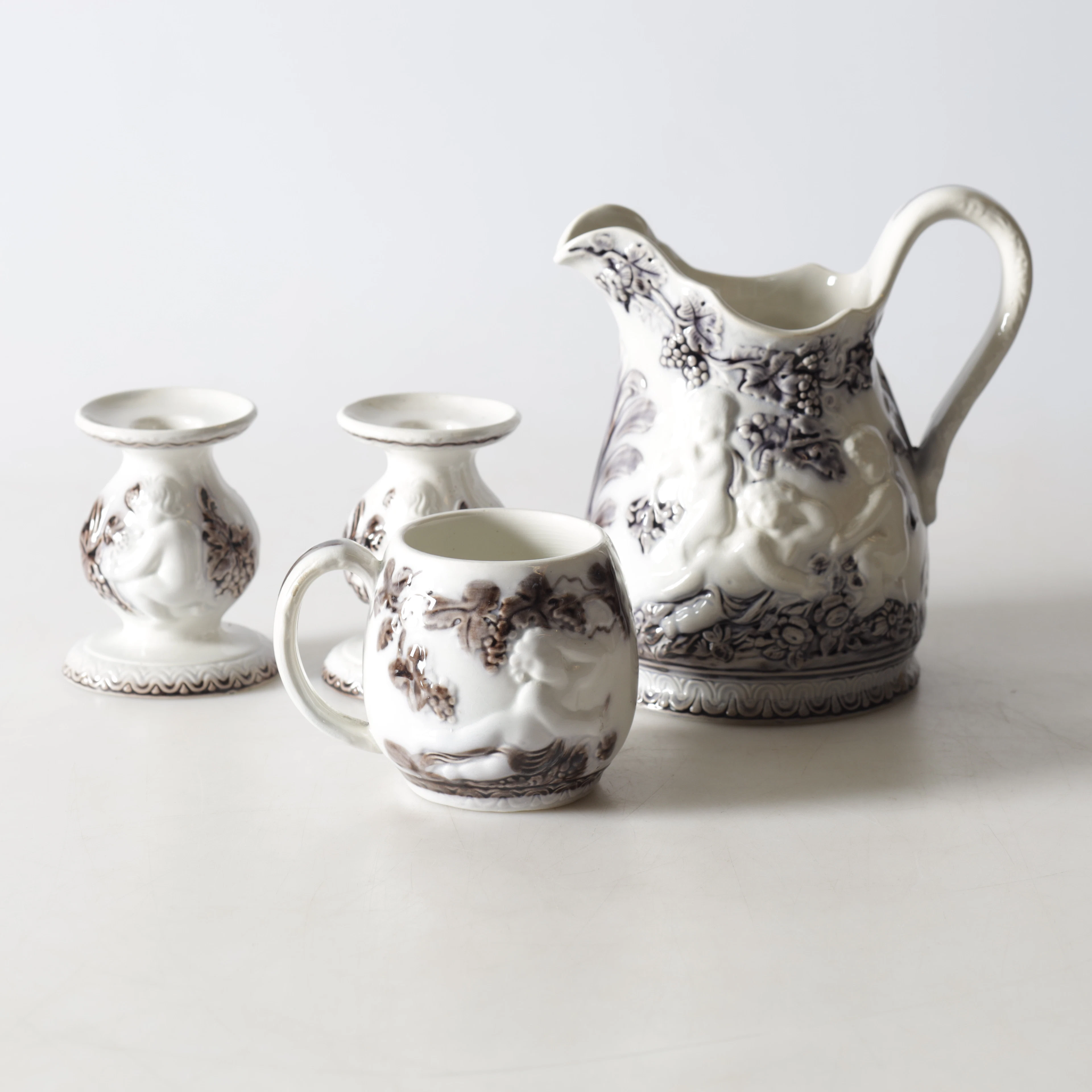 TILLBRINGARE, ljusstakar samt mugg, 4 delar, flintgods, "Mullbär", Gefle.