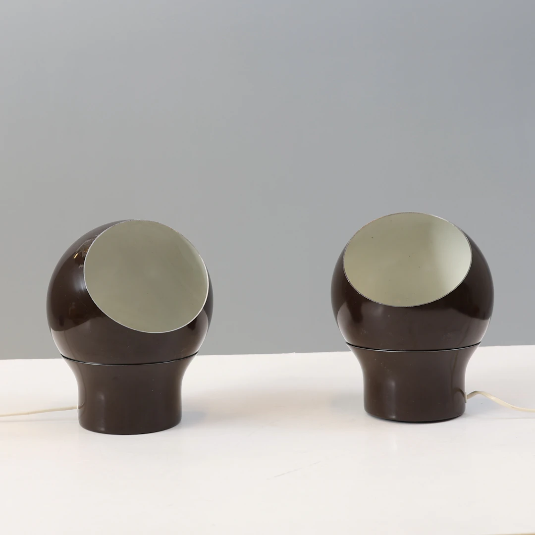 VÄGGLAMPOR, 1 par, lackerad aluminium, Hemi, 1970-tal.