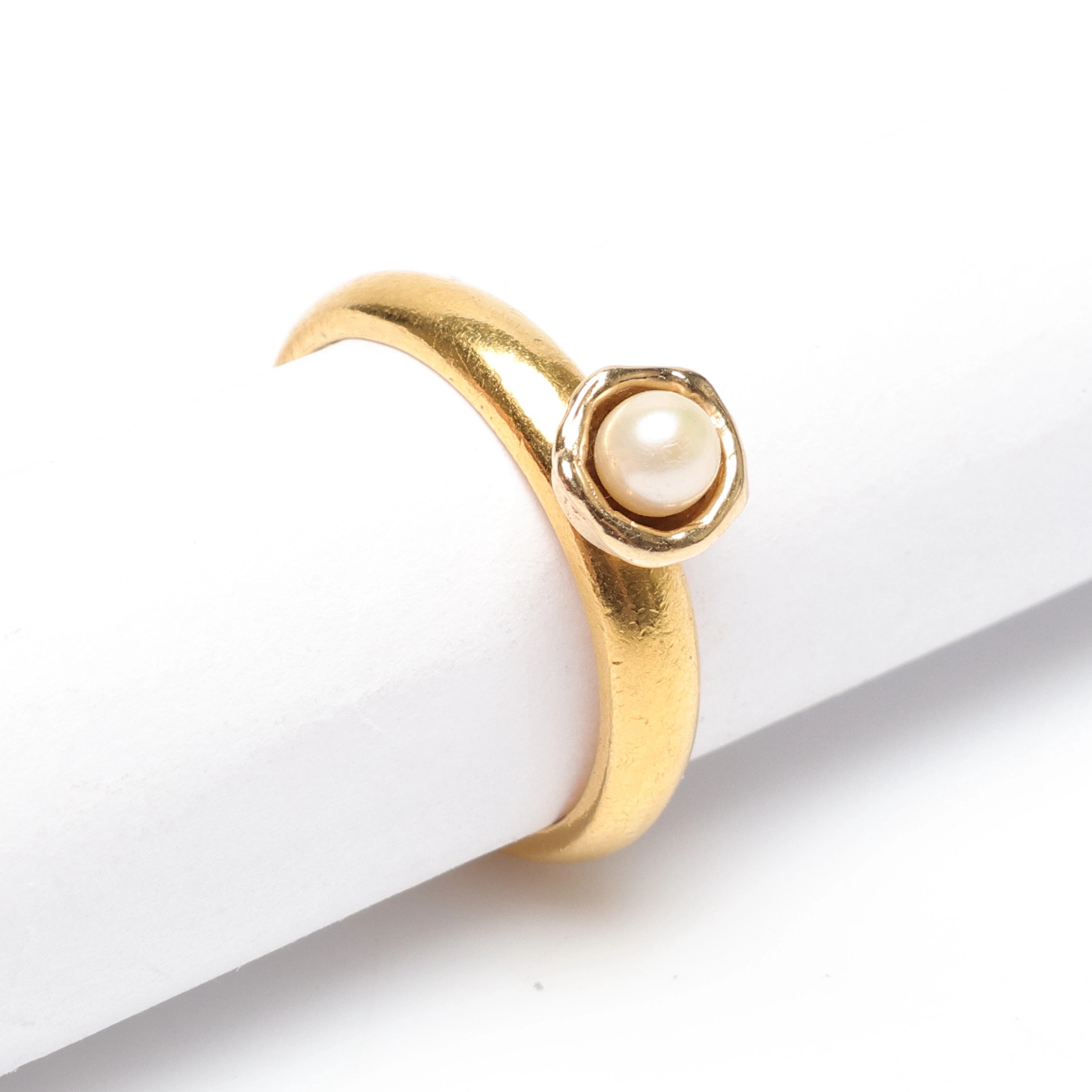 RING, med pärla, 23K, Guld, vikt cirka 4,5 gram.