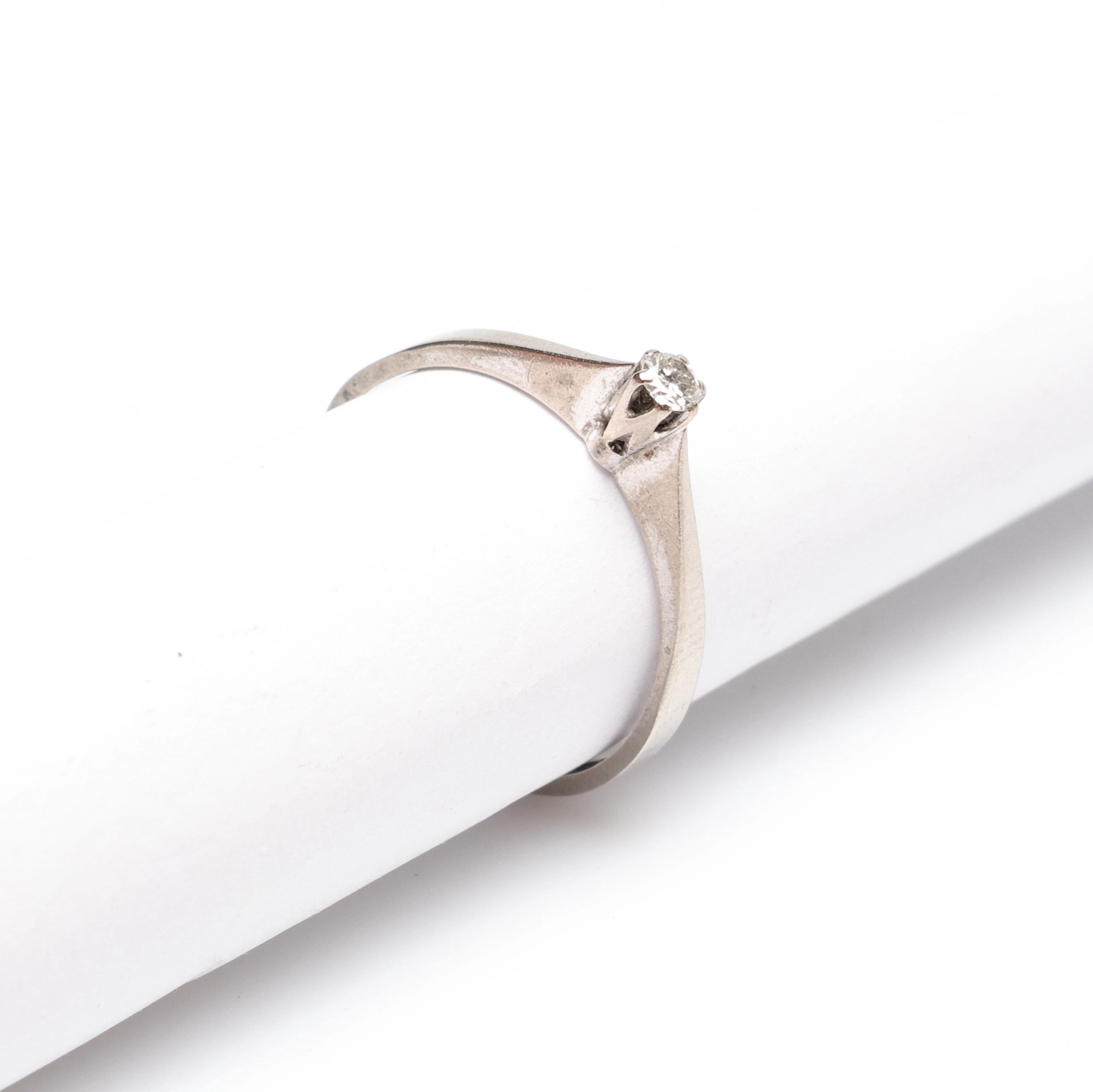 ENSTENSRING, vitguld, diamant, 18k, ca 2,0 gram.