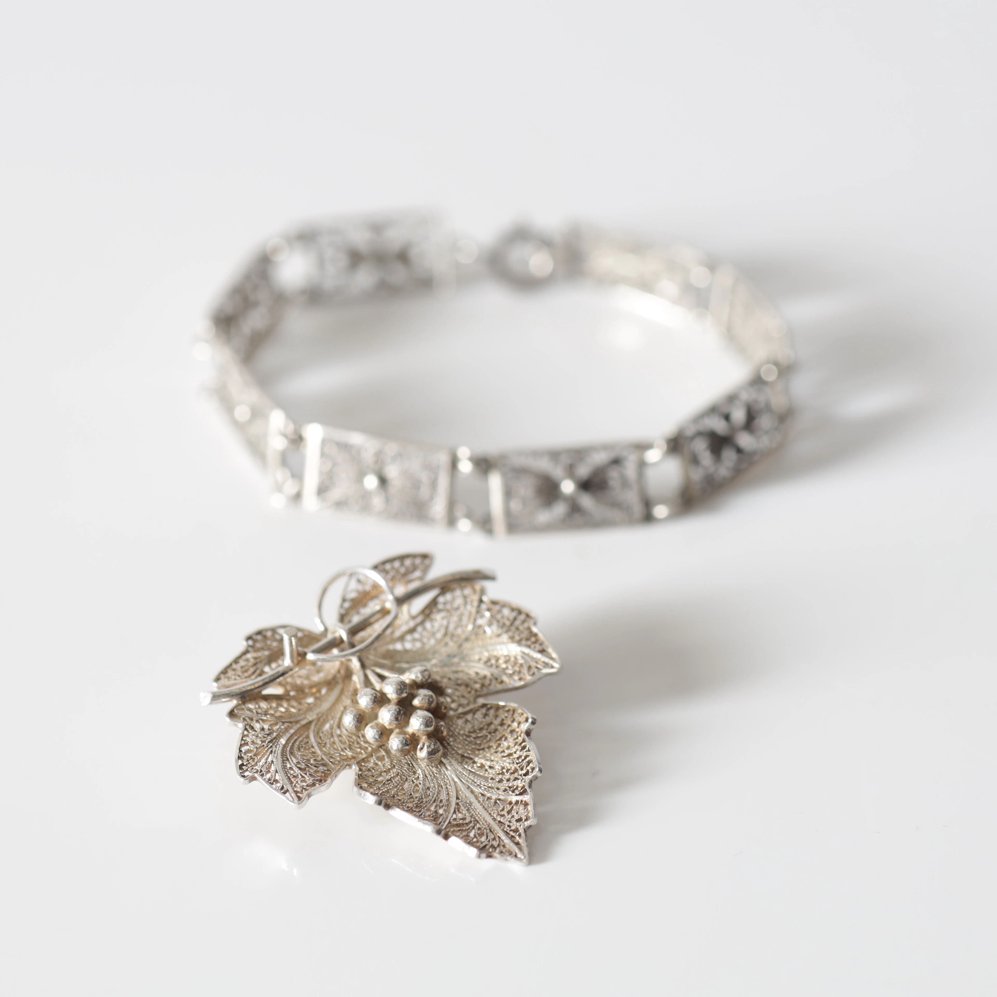 BROSCH & ARMBAND, silver, filigran. Totalvikt ca 15,3 gram.