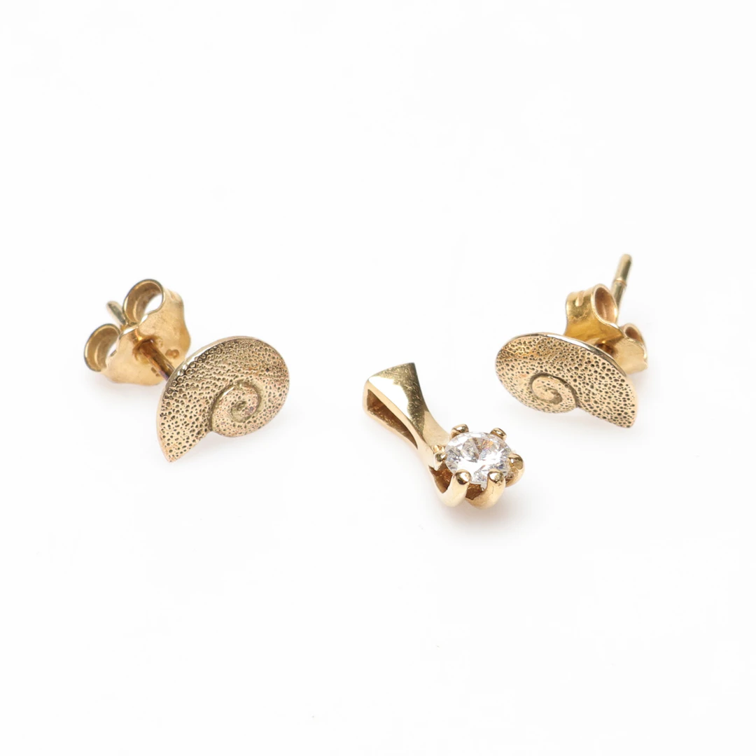 ÖRHÄNGEN och HÄNGE, tre delar, 18K guld, samt med vit sten. Vikt ca 2gram.