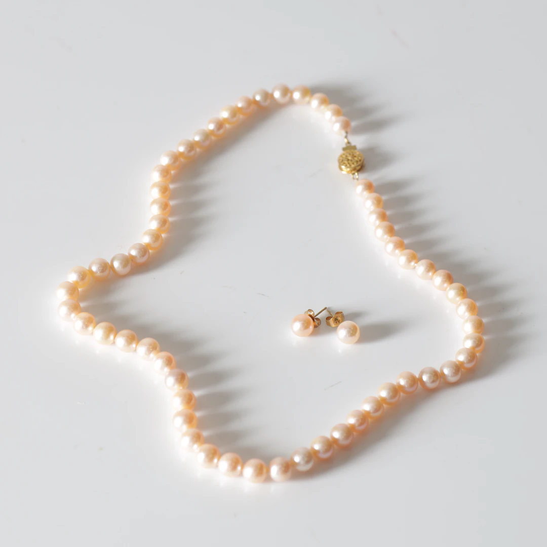 PÄRLCOLLIER & PÄRLÖRHÄNGEN, 3 delar, lås & fästen i 20K guld, sötvattenspärlor.