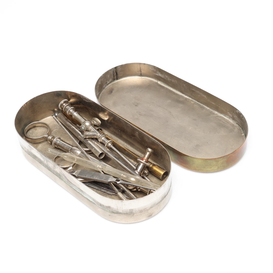 KIRURGISKA INSTRUMENT, i ask, mässing och metall.