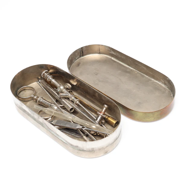 KIRURGISKA INSTRUMENT, i ask, mässing och metall.