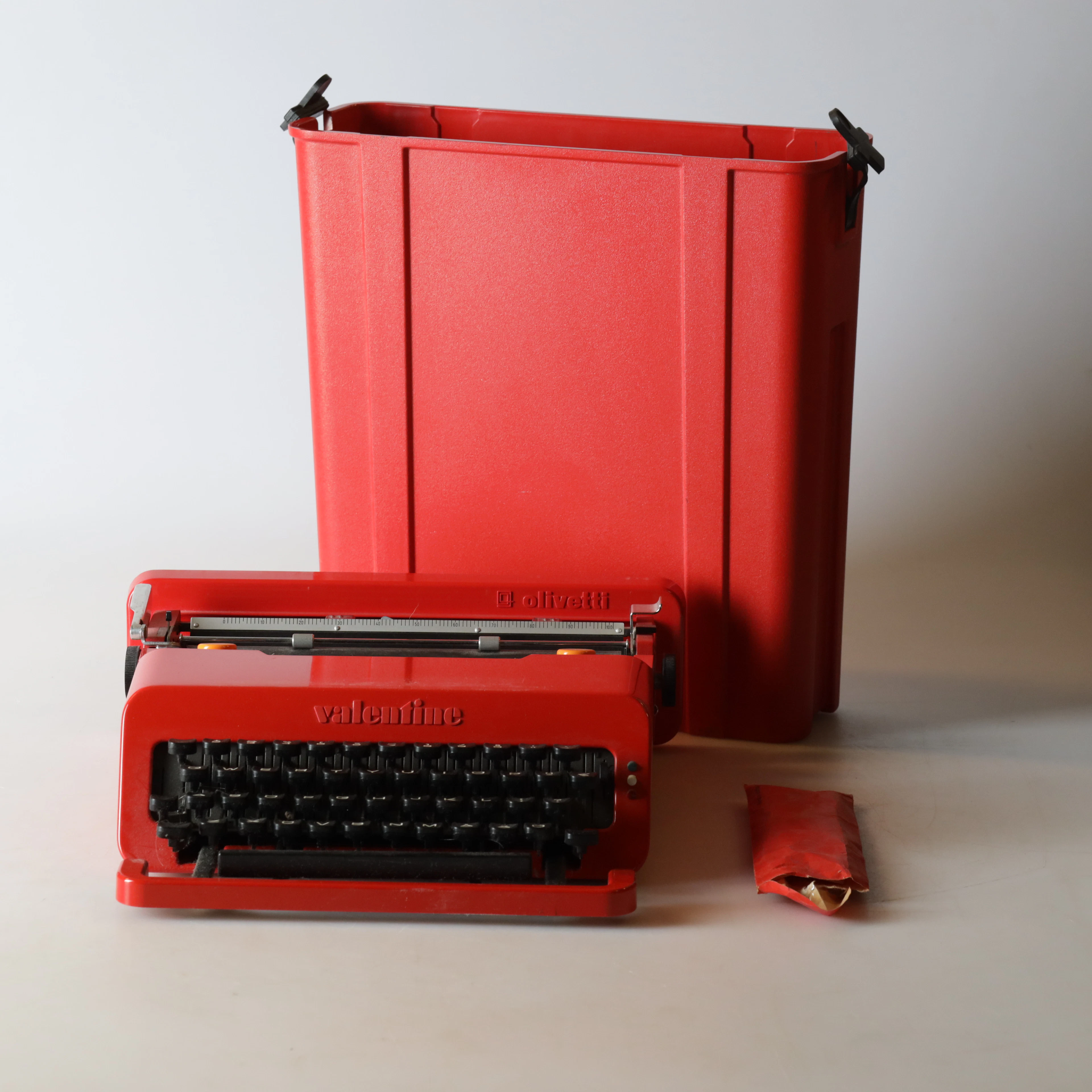 ETTORE SOTTSASS & PERRY KING. skrivmaskin, "Valentine S", Olivetti.