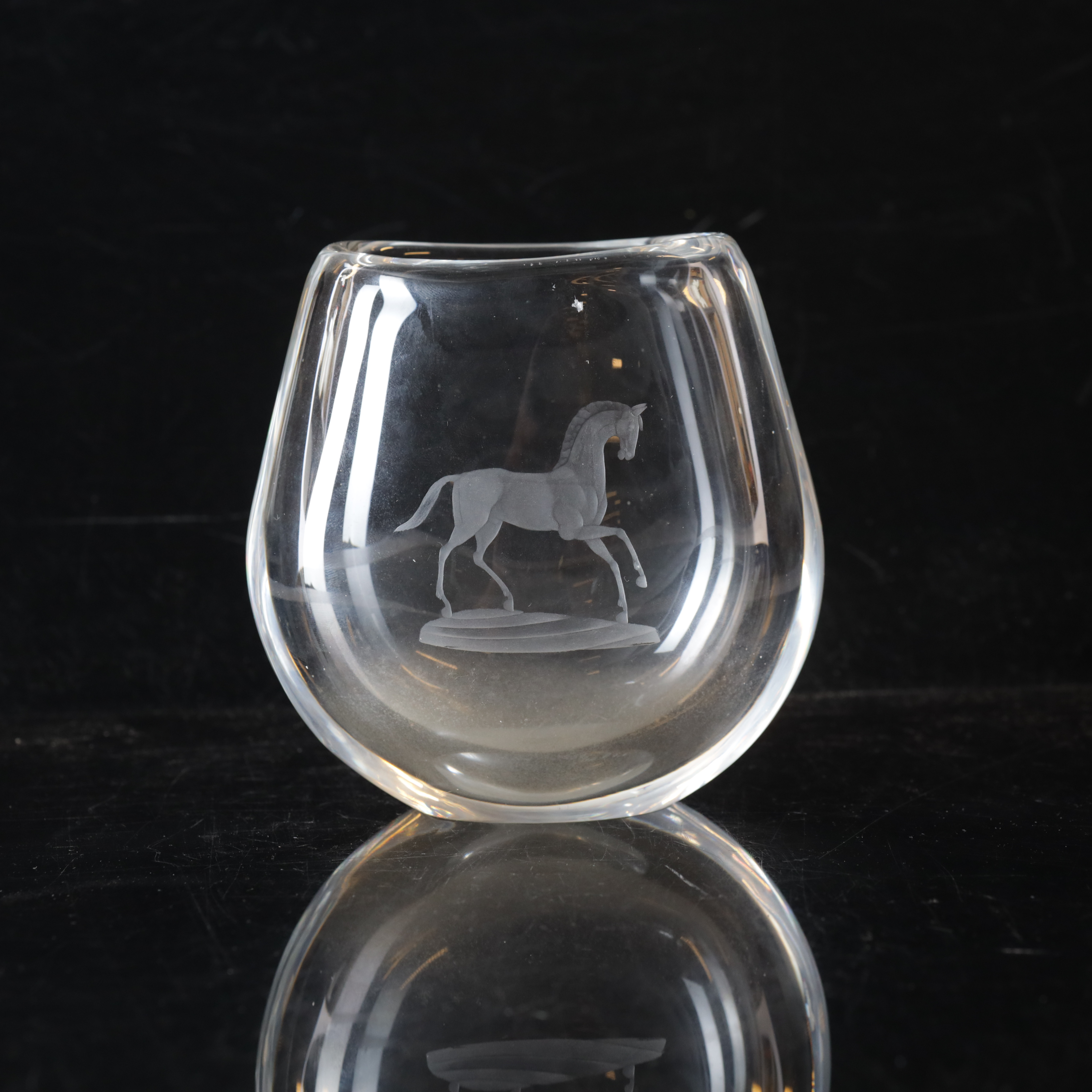 SVEN PALMQVIST. Vas glas, Orrefors, graverad häst, signerad, 1900-tal.