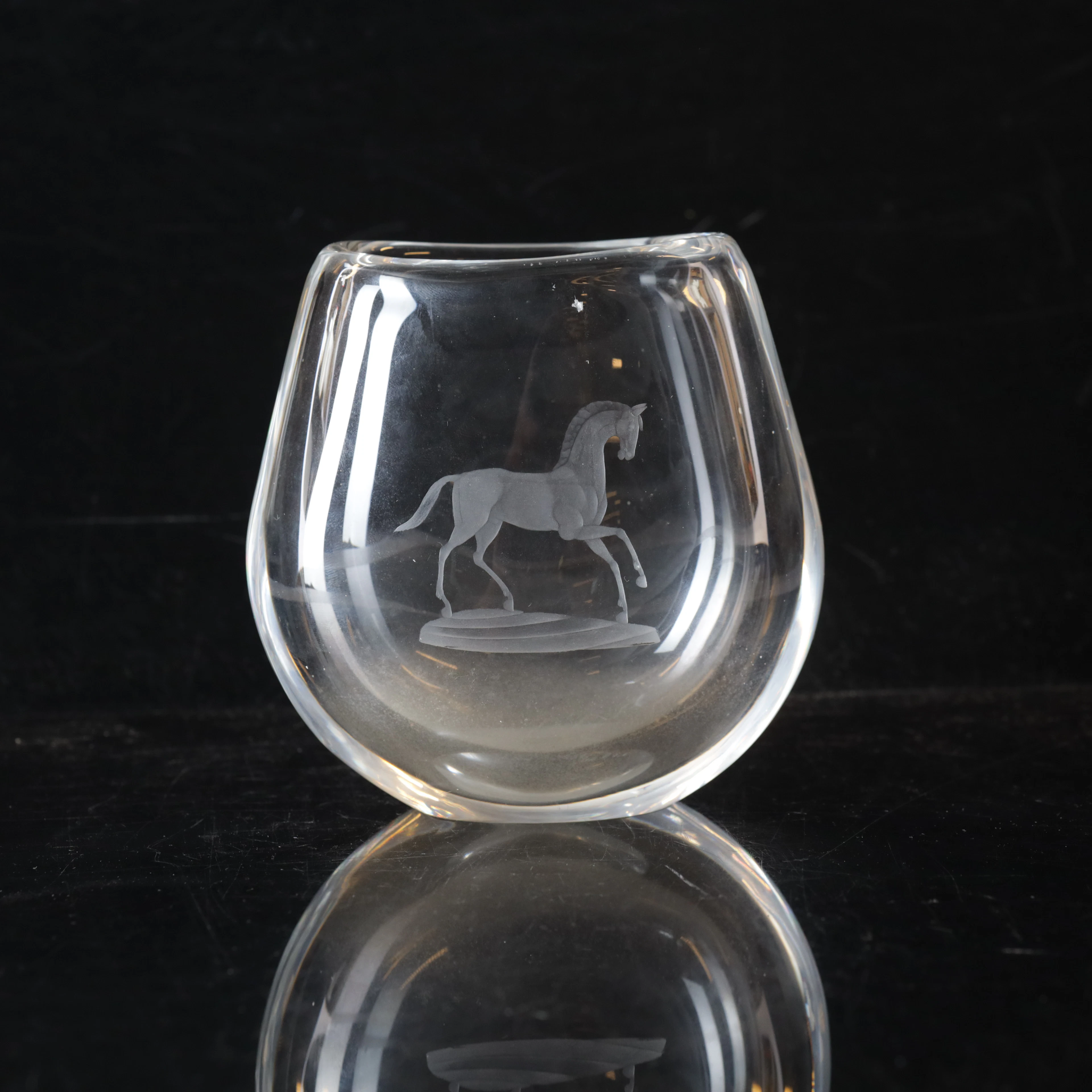 SVEN PALMQVIST. Vas glas, Orrefors, graverad häst, signerad, 1900-tal.