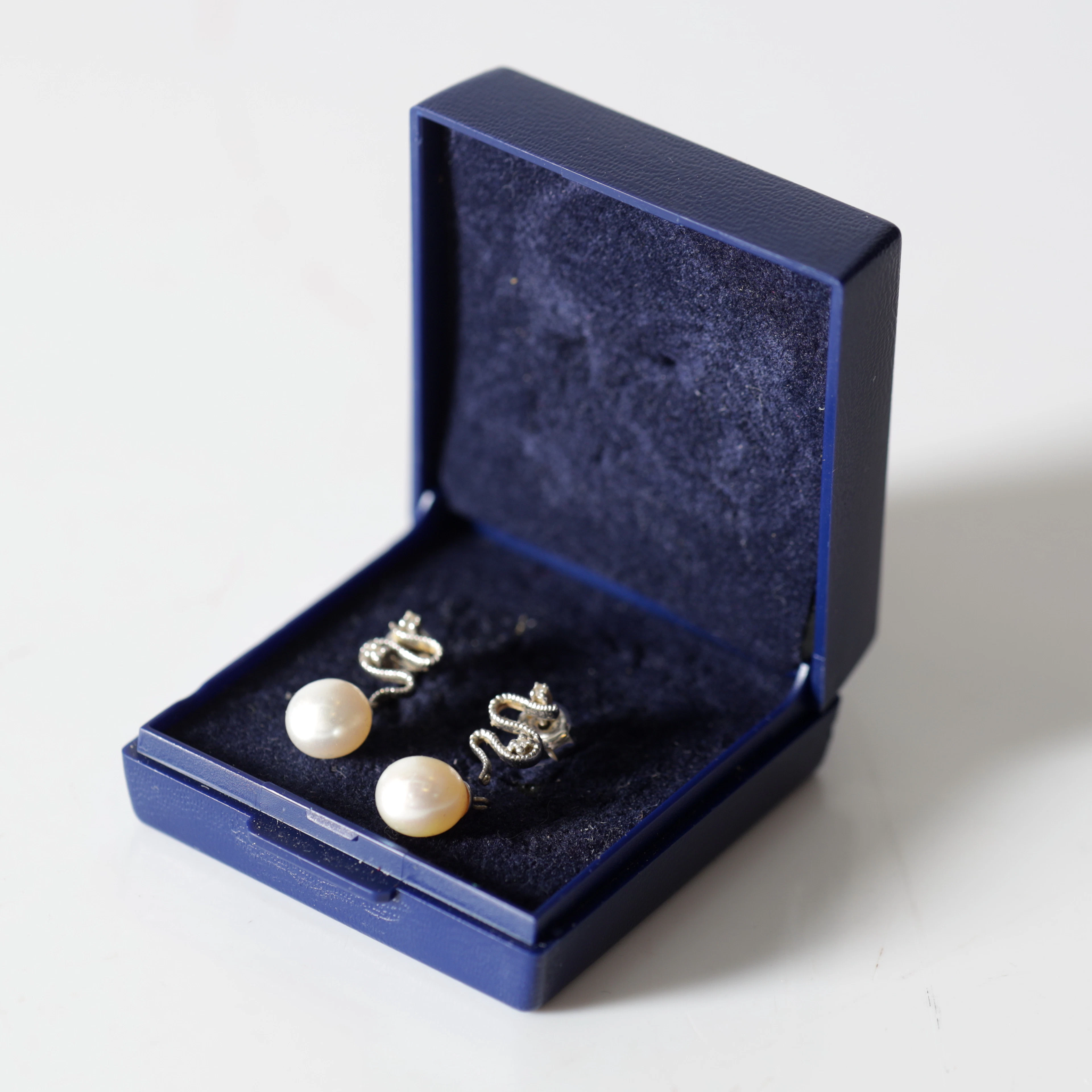ÖRHÄNGEN, 1 par, 14K vitguld med pärlor & diamanter. Totalvikt ca 2,6 gram.