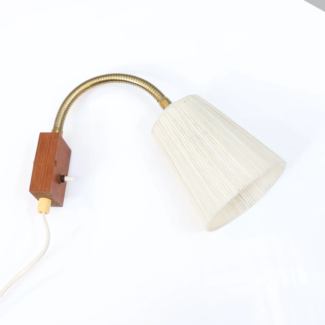 VÄGGLAMPA, teak & mässing, AJH5, 1900-talets mitt.