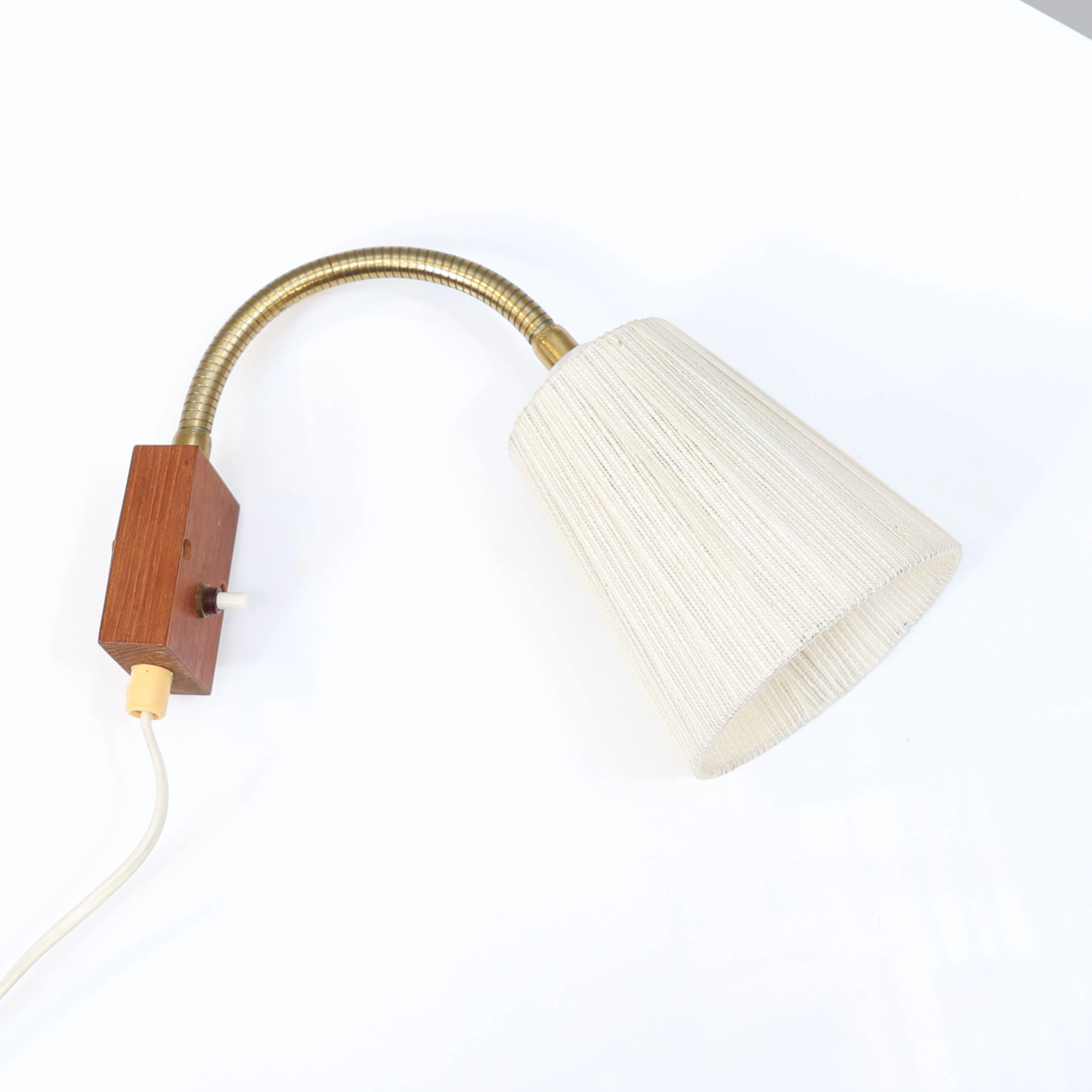 VÄGGLAMPA, teak & mässing, AJH5, 1900-talets mitt.