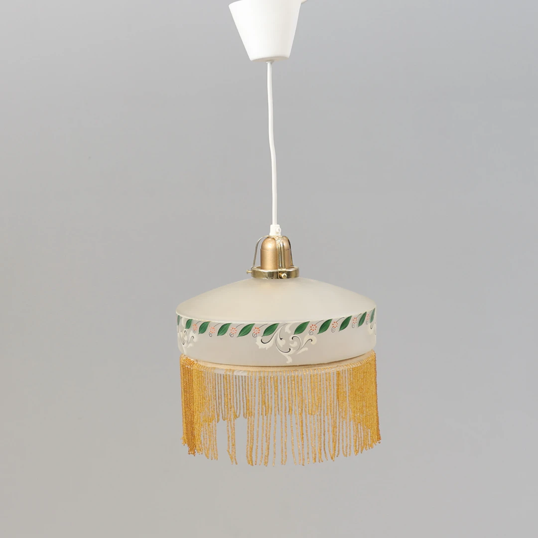 TAKLAMPA, glas med pärlfransar, 1900-tal.