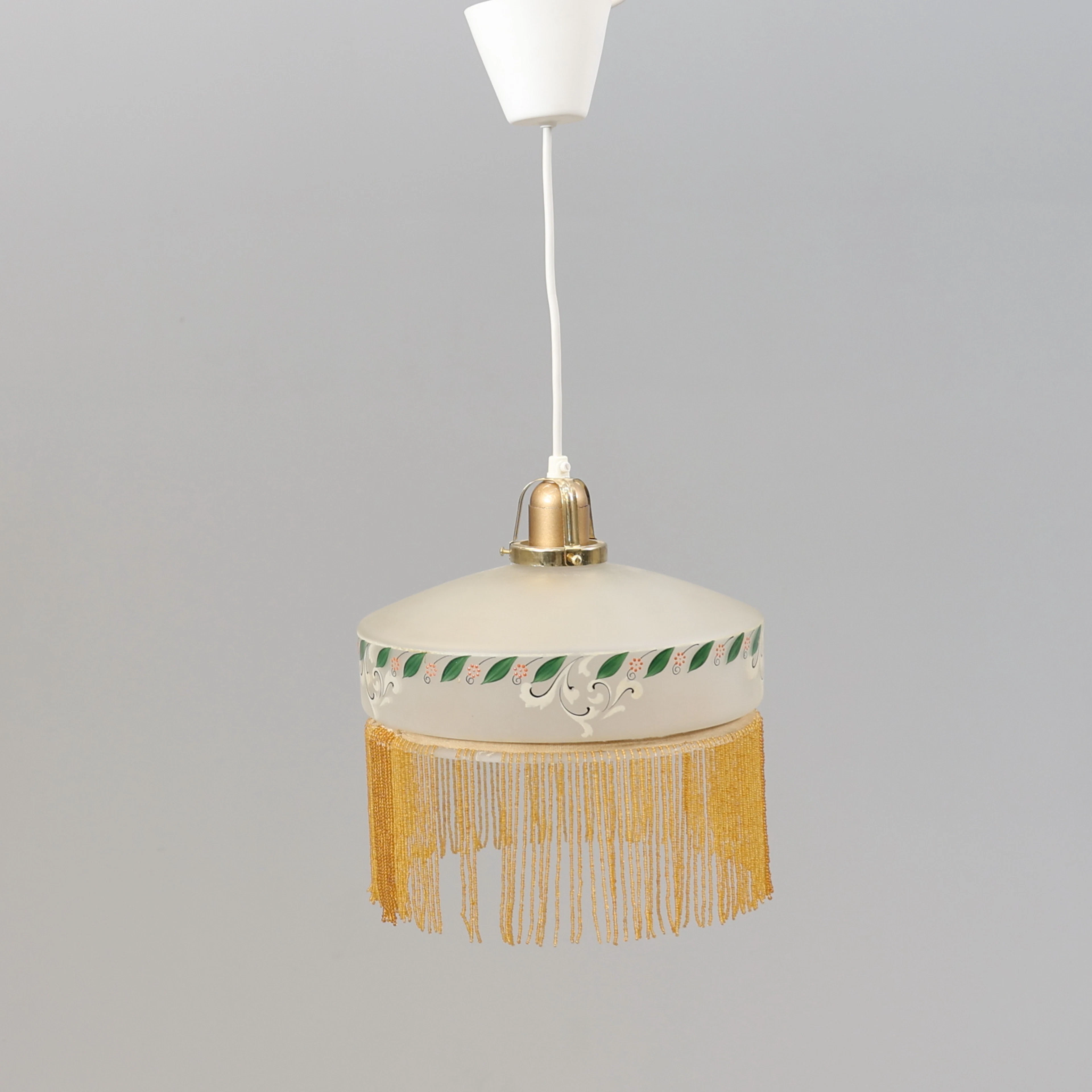 TAKLAMPA, glas med pärlfransar, 1900-tal.