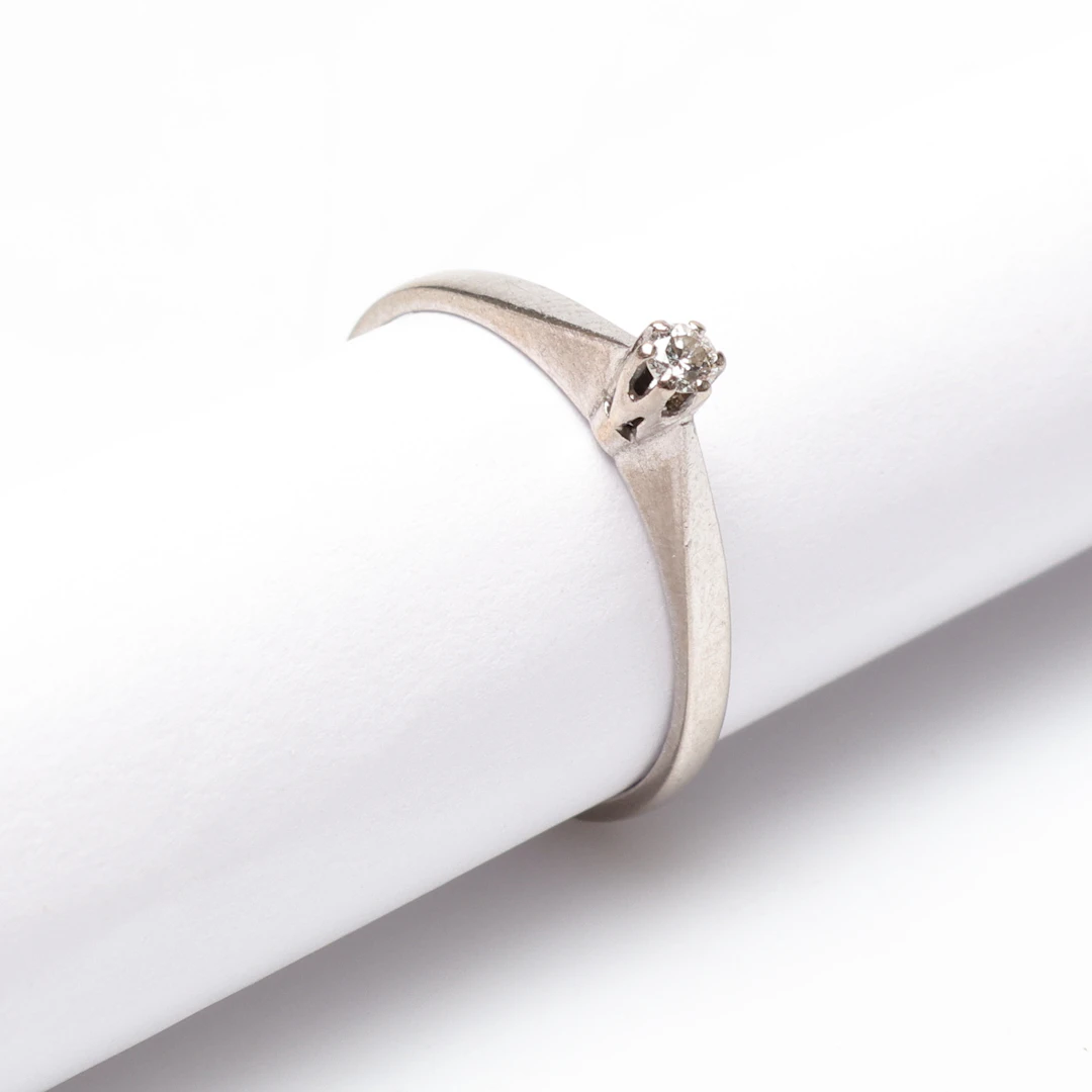 ENSTENSRING, 18k, Guld, med liten diamant om 0.05ct enligt märkning.
